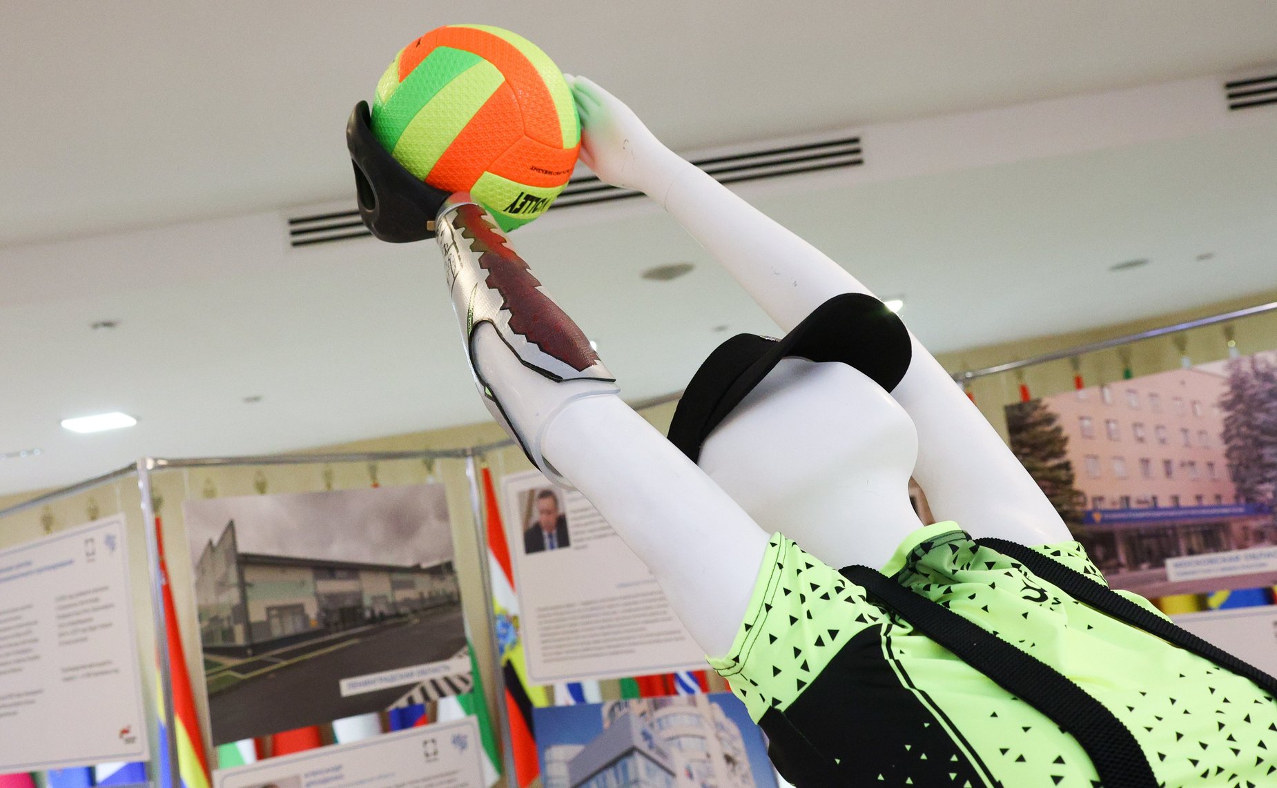 Открытие и осмотр выставки последних разработок в области высокотехнологического протезирования