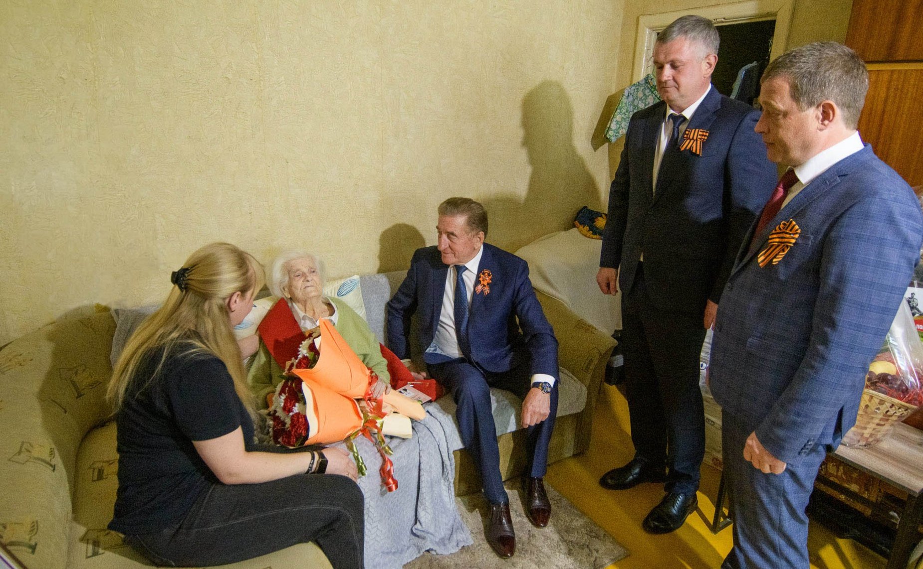 Сергей Лукин вручил регалии «Почётного гражданина города Воронежа» ветерану Великой Отечественной войны