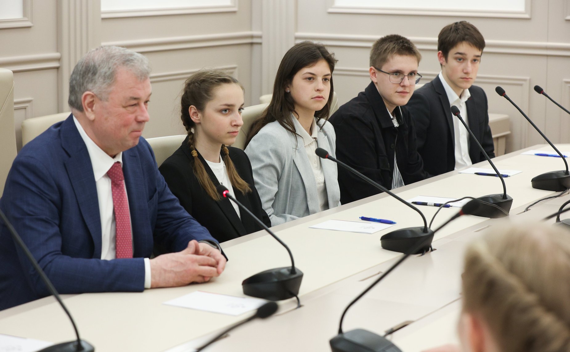 Анатолий Артамонов встретился в Совете Федерации со школьникам из Людиновского района Калужской области