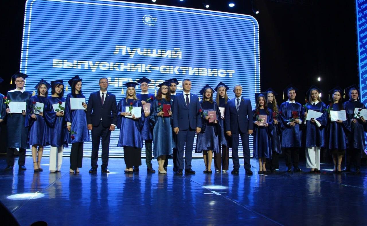 Николай Владимиров поздравил лучших студентов-активистов с окончанием вуза