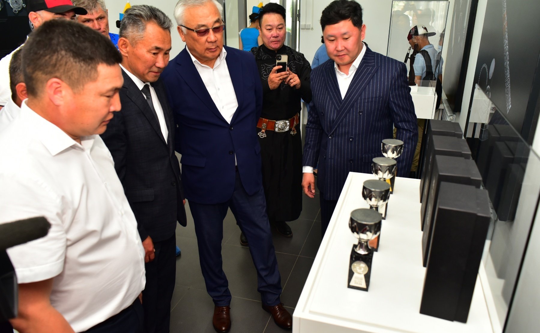 Баир Жамсуев принял участие в презентации наградного материала Первенства России по стрельбе из лука, прошедшей в мастерской Международной ассоциации бурятских оружейников