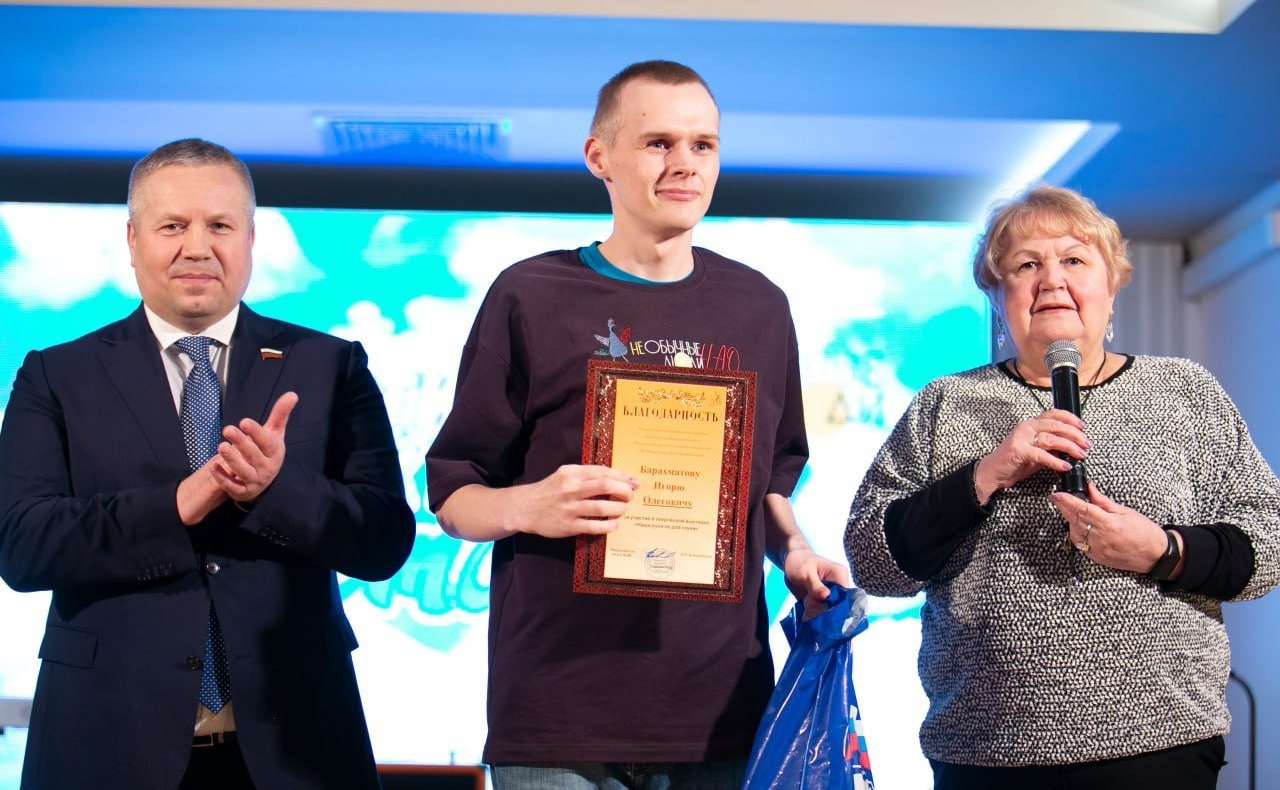 Денис Гусев в ходе работы в регионе побывал на встрече творческой инклюзивной лаборатории «Необычные люди»