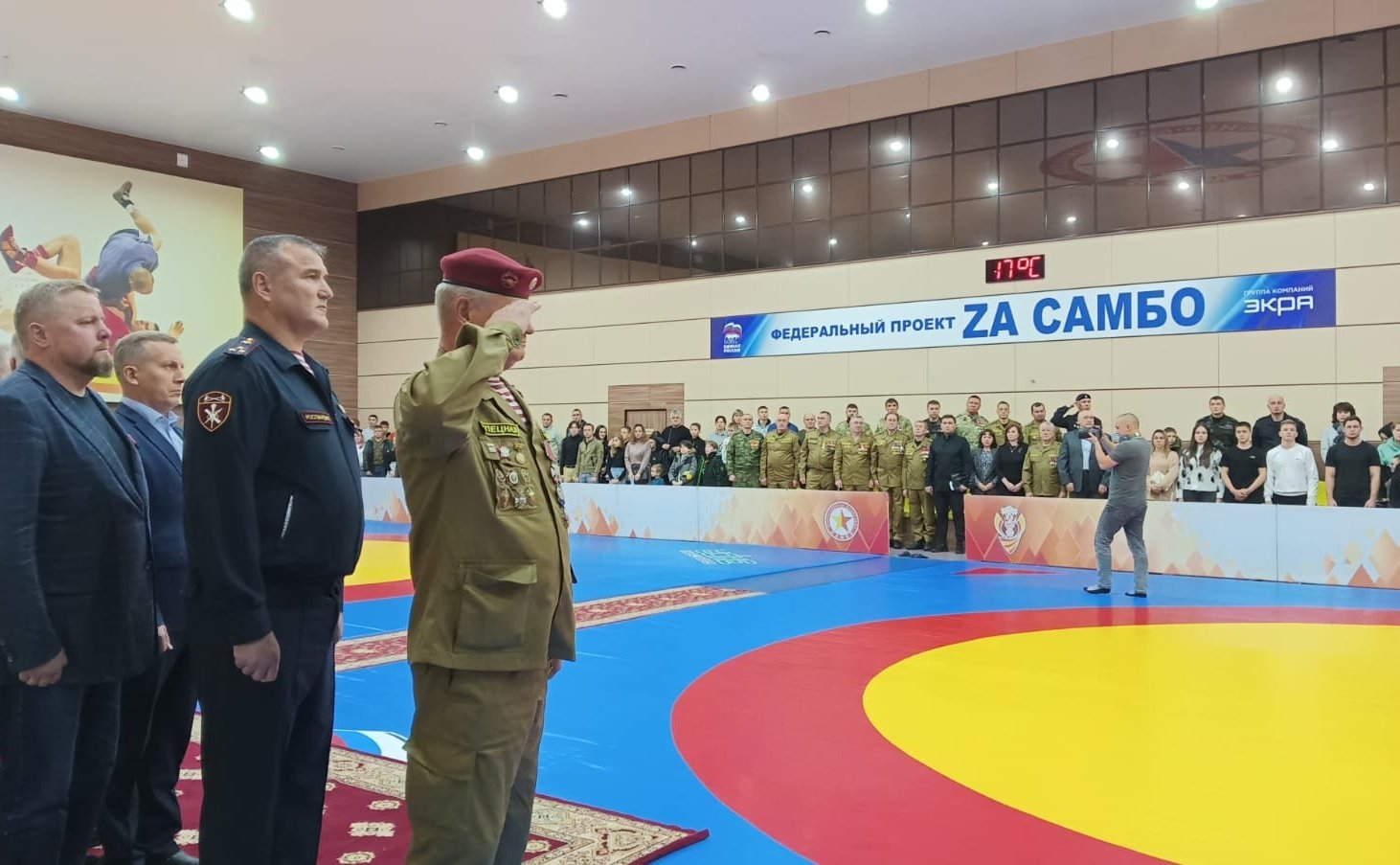 Николай Владимиров отметил лучших самбистов Чувашии специальными премиями
