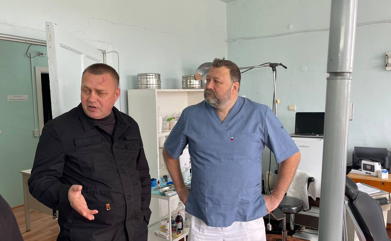 Игорь Кастюкевич посетил больницу в Херсонской области и встретился с врачами-стоматологами, приезд которых организовал для лечения льготных категорий граждан