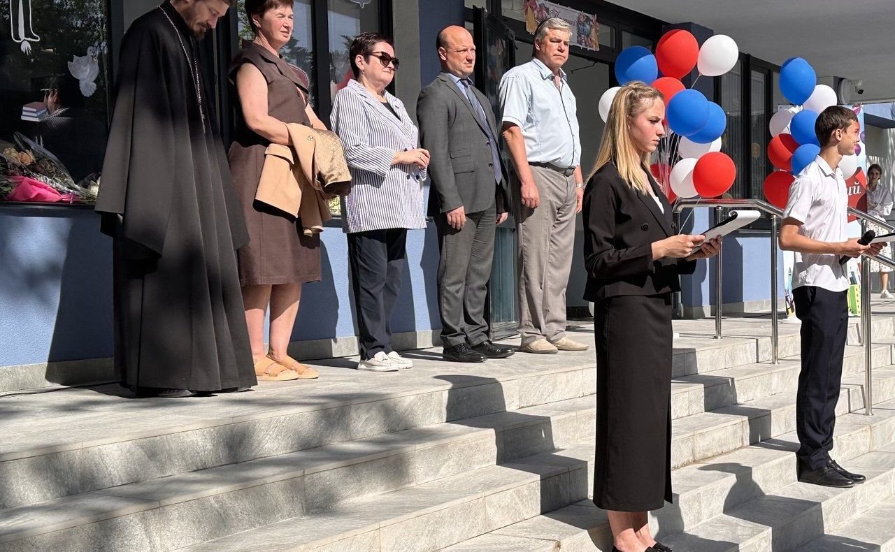 Лариса Мельник, поздравила севастопольских выпускников с последним звонком