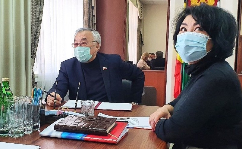Баир Жамсуев провел совещание в правительстве края, на котором обсуждалась реконструкция здания Забайкальского краевого драматического театра