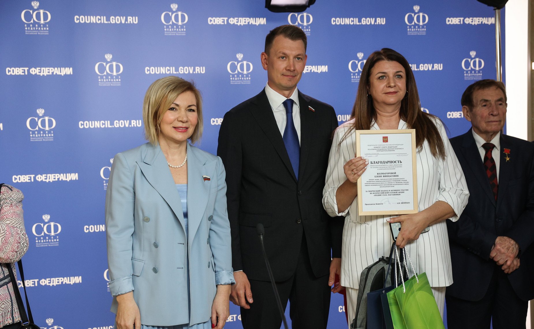 Награждение призеров Всероссийской сетевой акции «Подвиг села: наставники» и 7 творческих коллективов