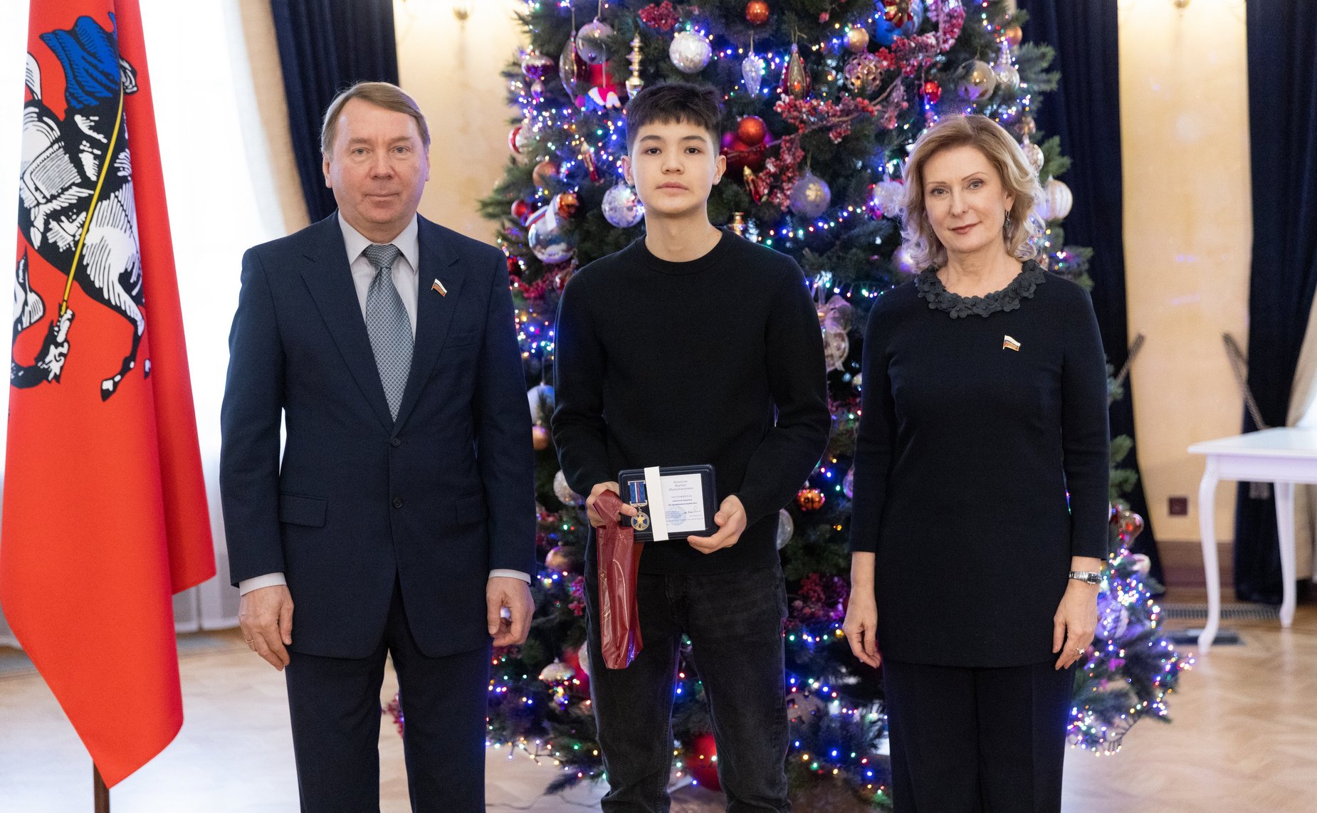 Инна Святенко и Владимир Кожин вручили награды детям-героям