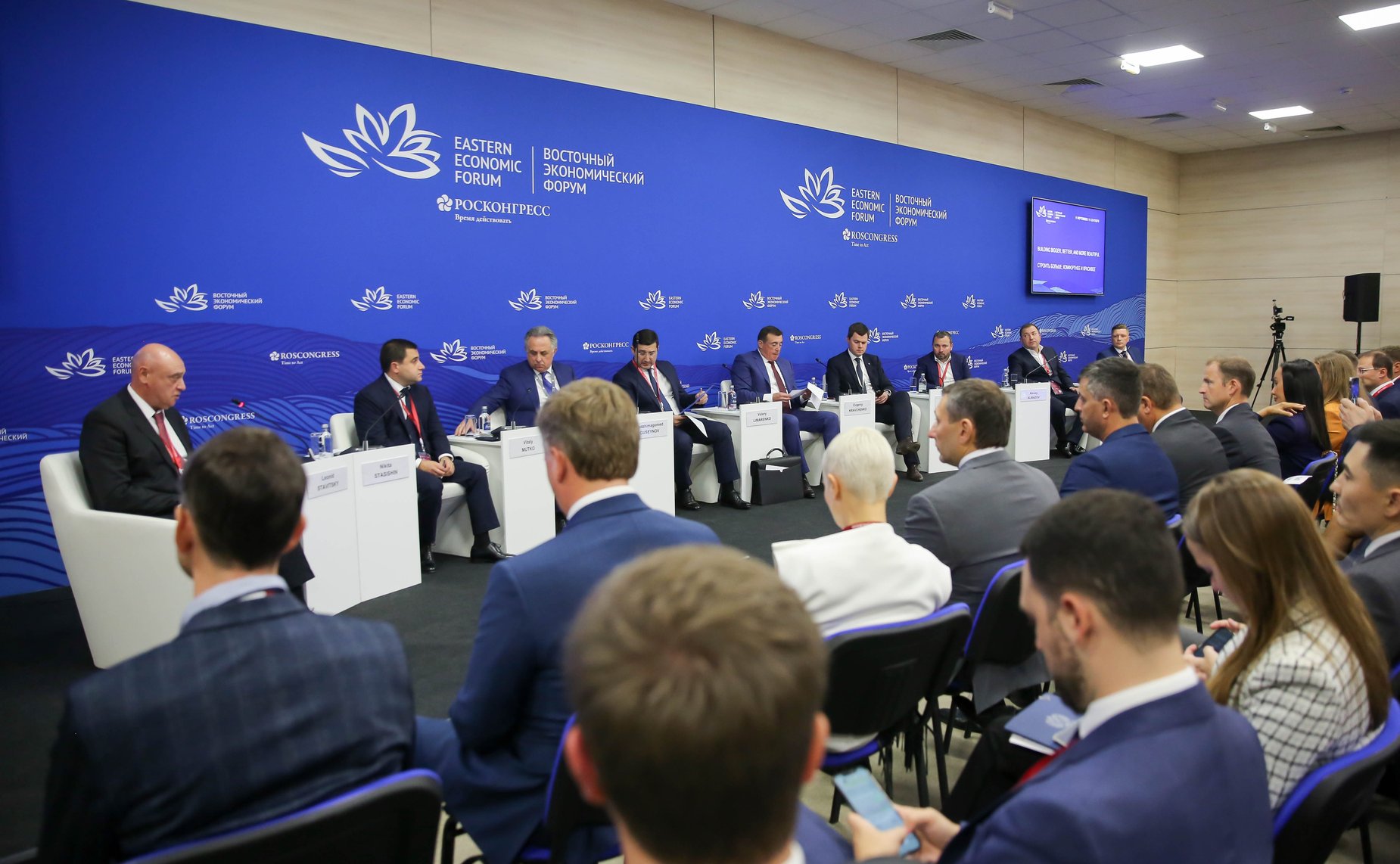 Сессия «Дальний Восток будущего. Строить больше, комфортнее и красивее». Сенаторы принимают участие в VIII Восточном экономическом форуме