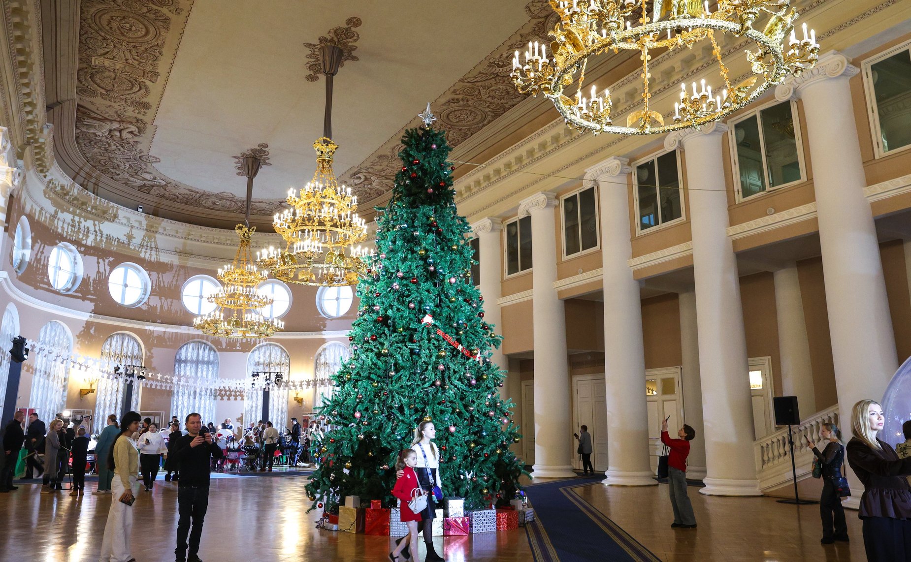 По инициативе Валентины Матвиенко в Таврическом дворце Санкт-Петербурга организована Рождественская елка для детей участников СВО
