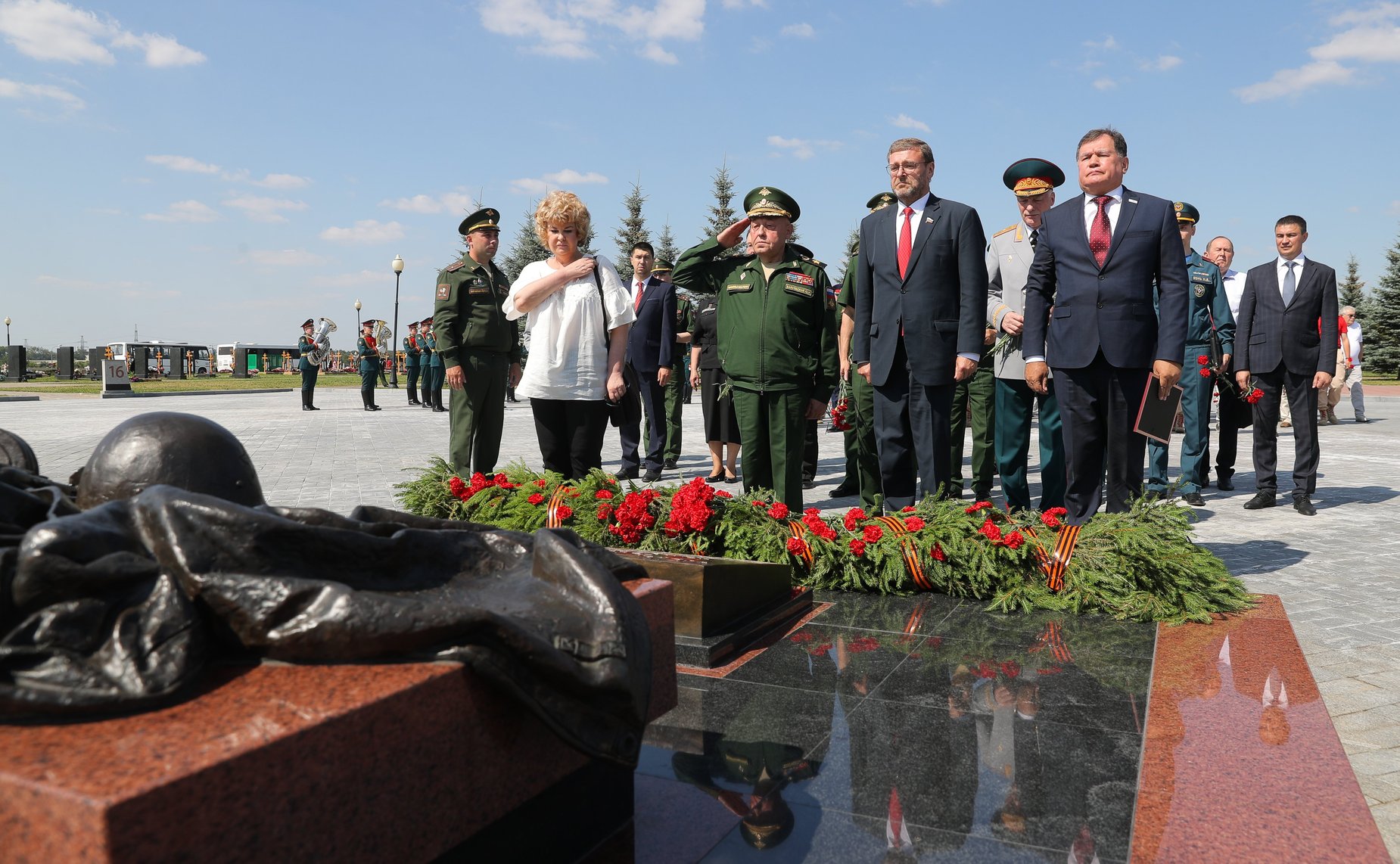 Заместитель Председателя Совета Федерации Константин Косачев принял участие в памятном мероприятии в честь 20-летия Федерального военного мемориала Пантеон защитников отечества в городе Мытищи