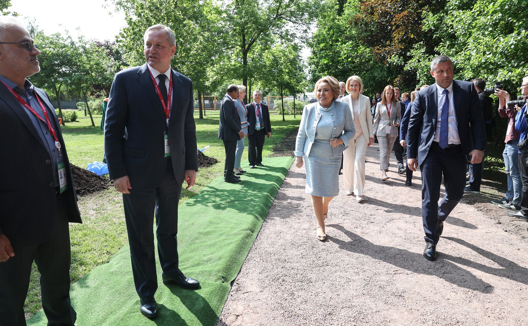 Высадка деревьев в Таврическом саду участниками X Невского международного экологического конгресса