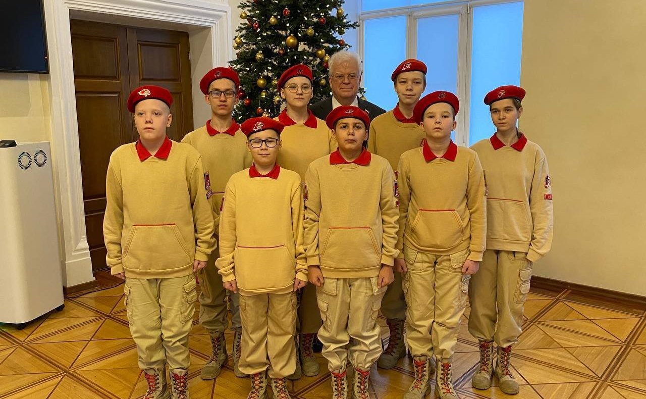 Владимир Чижов вместе с премьер-министром правительства Республики Карелия Александром Чепиком принял участие в церемонии награждения школьников из Республики Карелия памятными медалями Совета Федерации «За проявленное мужество»