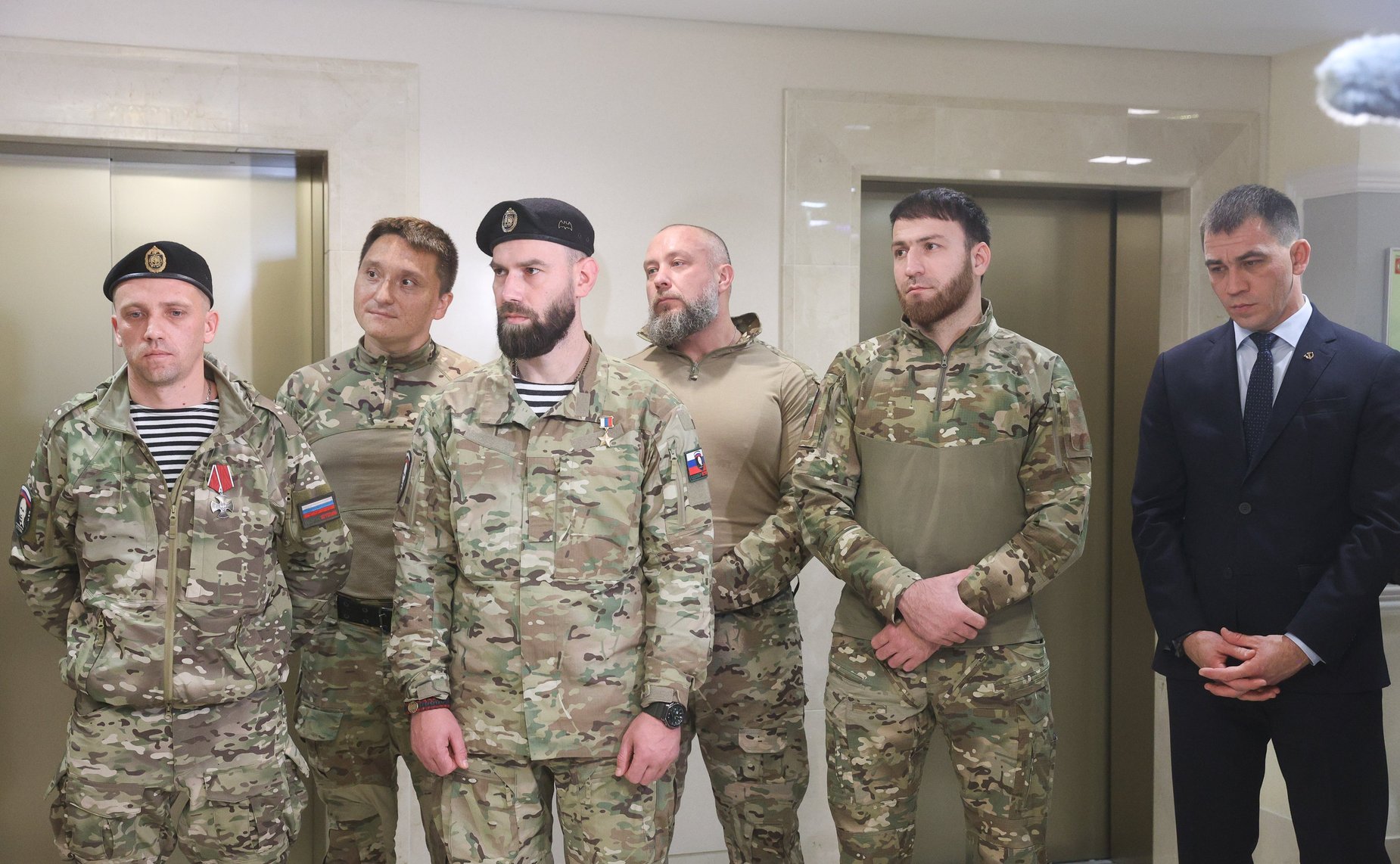 Торжественное награждение военнослужащих в рамках проведения открытия патриотической выставки фотографий военнослужащих Отдельной диверсионной штурмовой бригады «Ветераны»