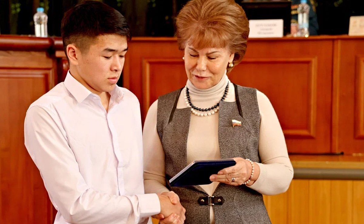 Татьяна Гигель в ходе проведения совещания в большом зале правительства региона наградила детей-героев специальными медалями Совета Федерации «За проявленное мужество»