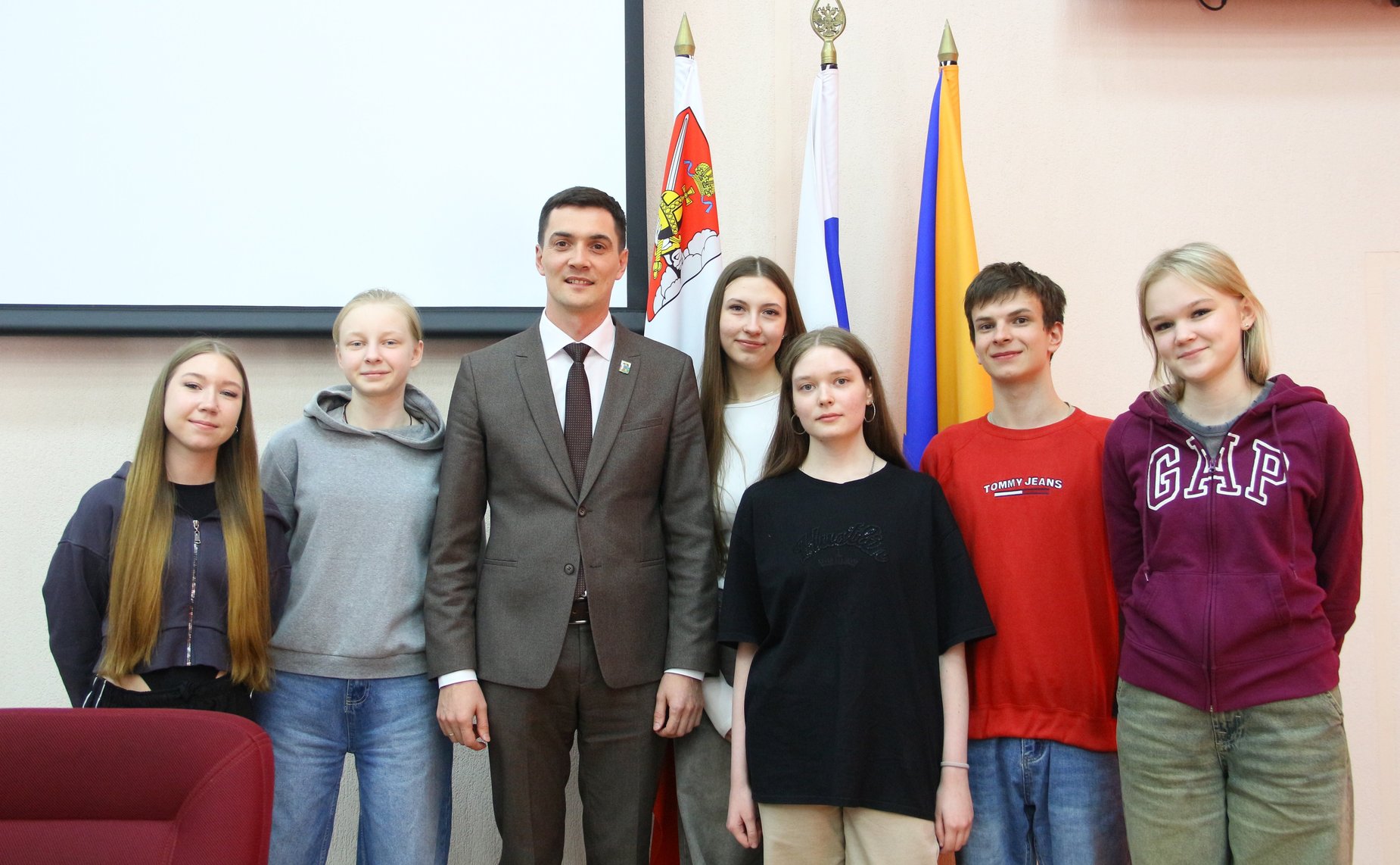 Роман Маслов вместе с Молодежным парламентом города Череповца и АНО «Наука любви к Отечеству» дал старт новому образовательному проекту «История без вымысла», направленному на сохранение истории нашей страны