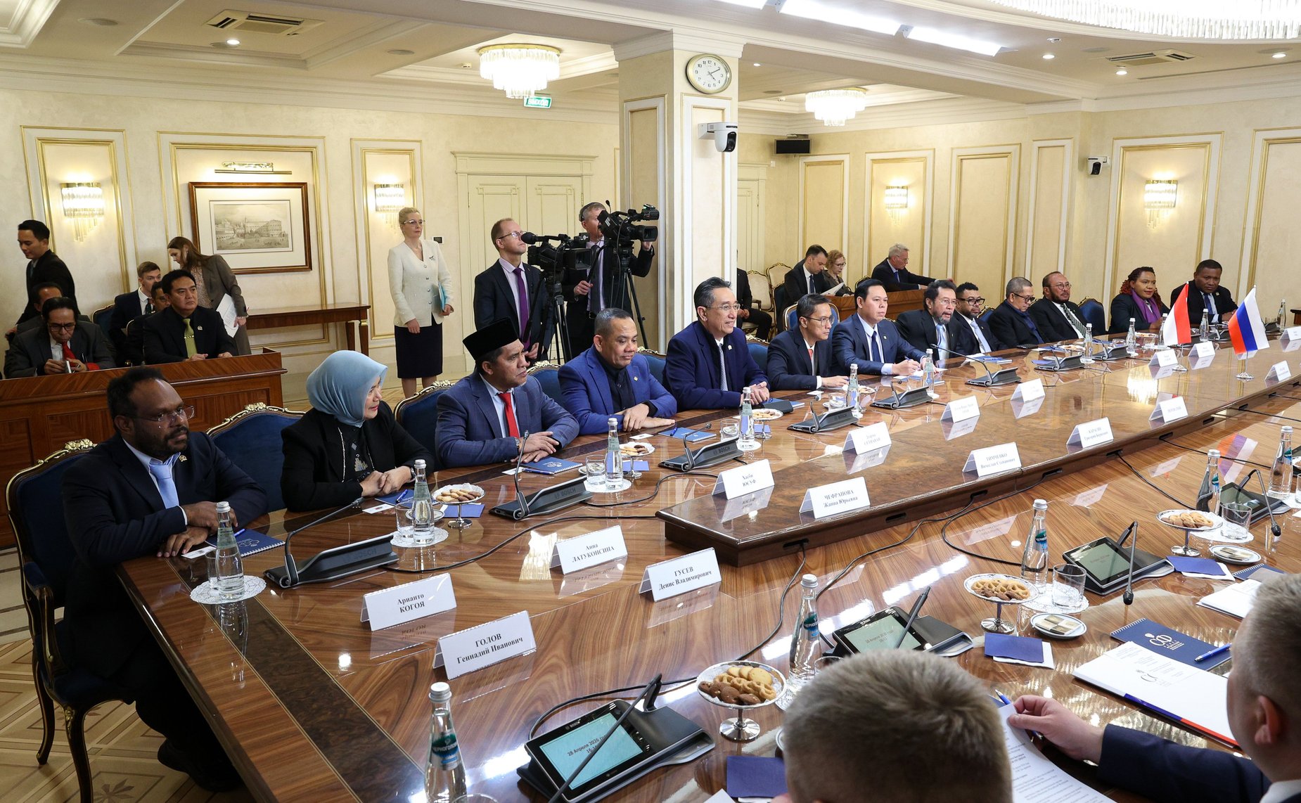 Валентина Матвиенко провела встречу с Председателем Совета представителей регионов Республики Индонезии Султаном Бактиаром Наджамундином