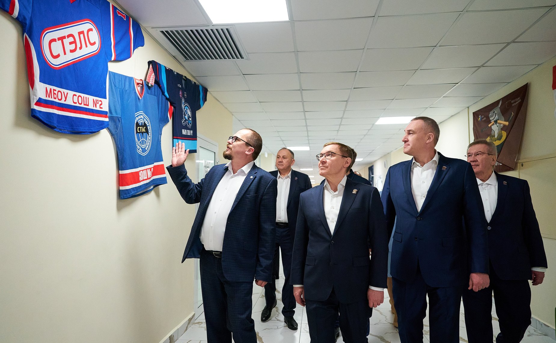 Первый заместитель Председателя СФ Владимир Якушев и губернатор Ханты-Мансийского автономного округа — Югры Руслан Кухарук посетили школу и новый корпус Югорского физико-математического IT-лицея в столице ХМАО Югре