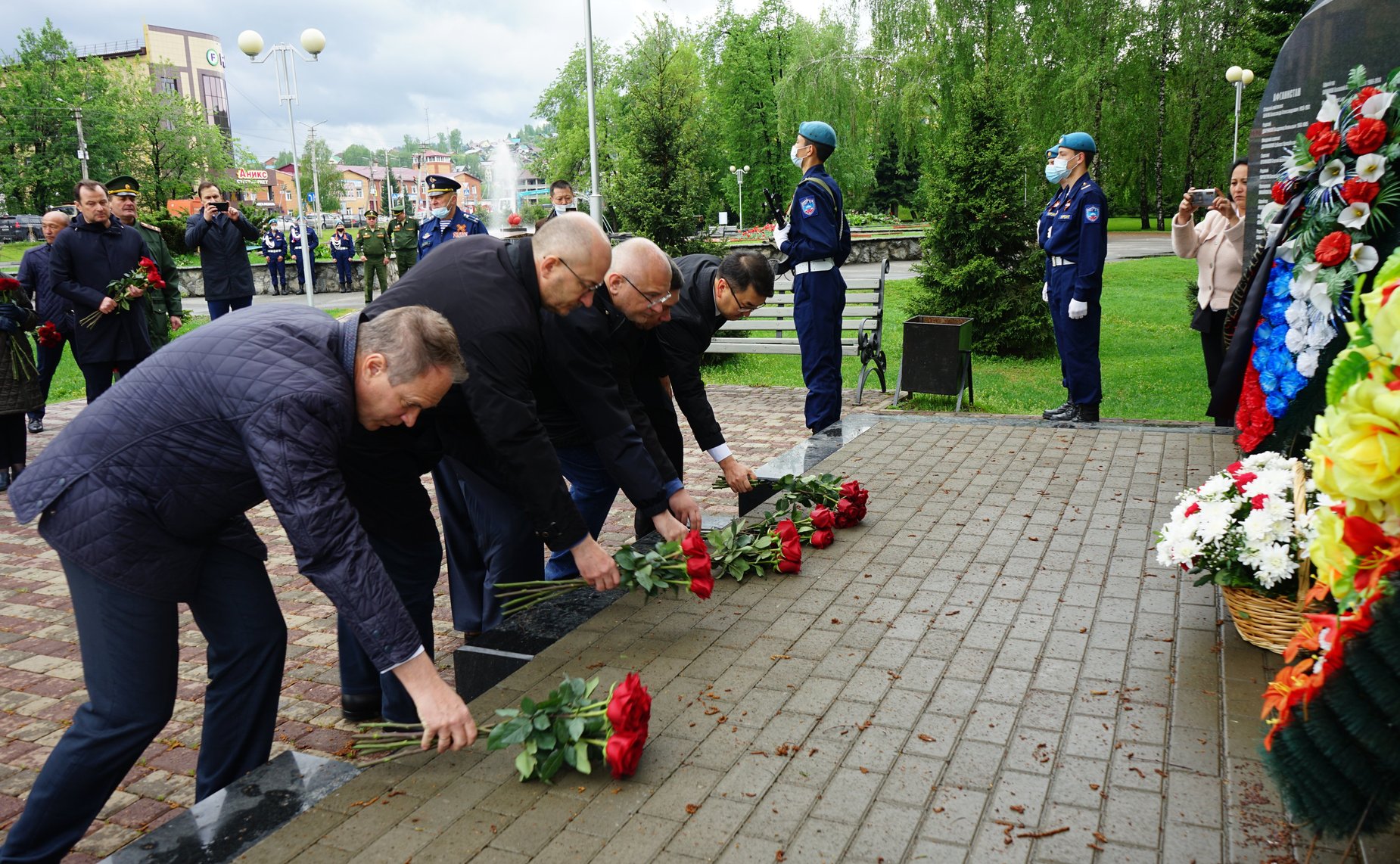 Сенаторы приняли участие в церемонии возложения цветов к Вечному огню на мемориальном комплексе «Парк Победы» в городе Горно-Алтайске, а также к памятнику воинам-землякам, погибшим в локальных войнах и вооруженных конфликтах
