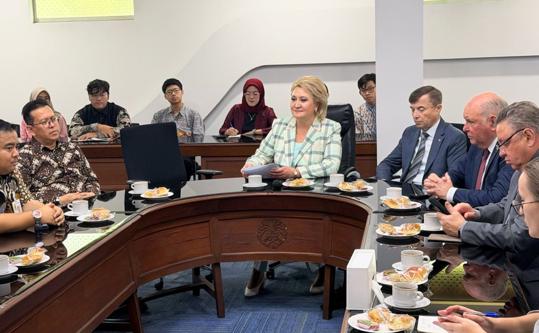 Делегация Совета Федерации посетила Университет Индонезии в Джакарте и провела встречу с руководством учебного заведения и со студентами, изучающими русский язык