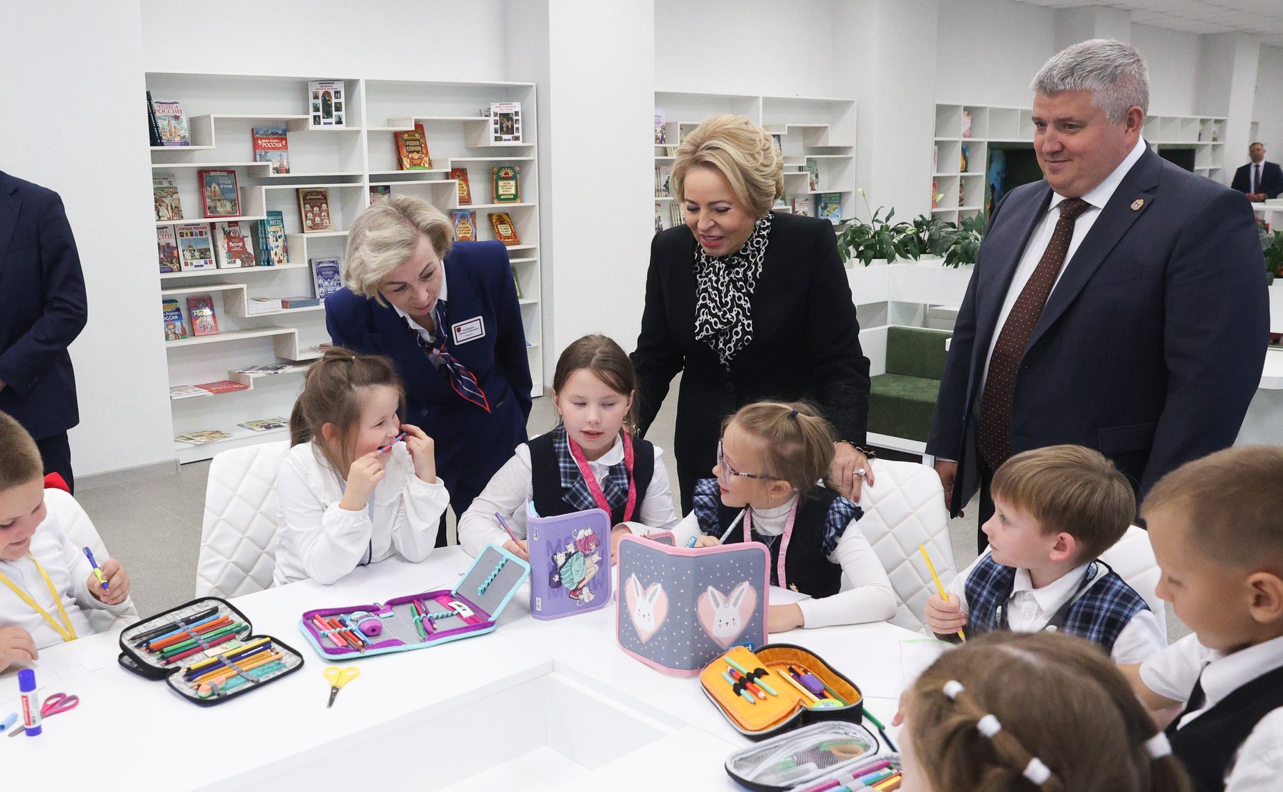 В рамках работы Х Парламентского форума «Историко-культурное наследие России» в Великом Новгороде Валентина Матвиенко посетила детскую общеобразовательную школу имени Г.Р. Державина и Дом музыки имени С.В. Рахманинова
