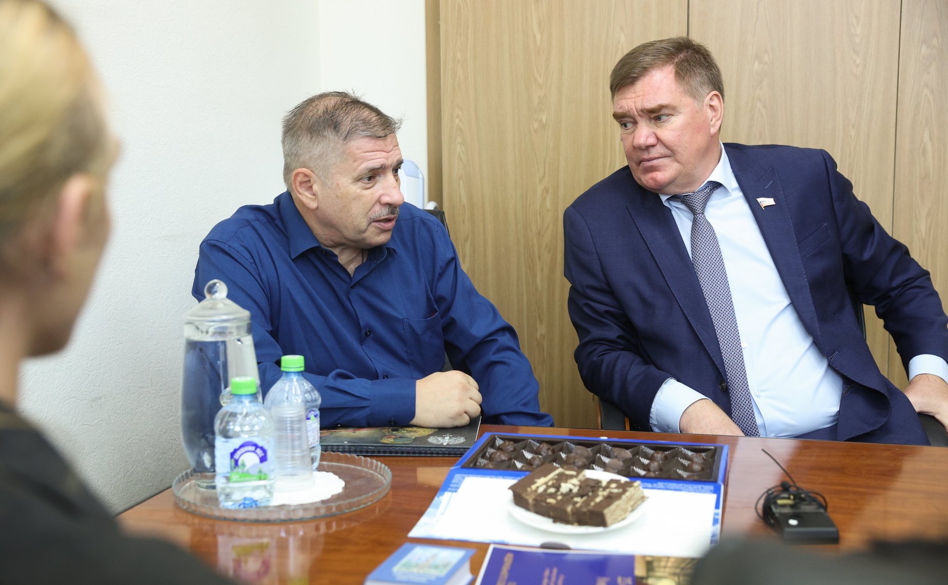 Встреча сенатора РФ Александра Савина с членом Союза писателей ЛНР Ф. Савенковой и писателем А. Конторовичем