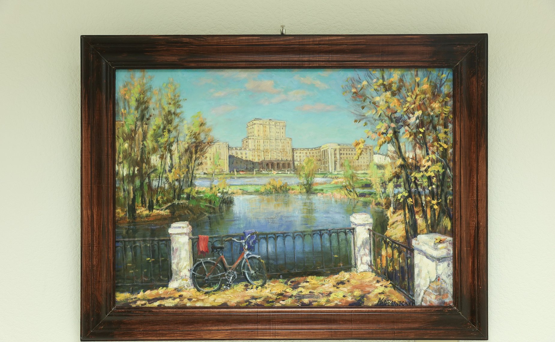 Дина Оюн открыла в верхней палате парламента выставку живописи московского художника Андрея Ковалевского «Мир на палитре»