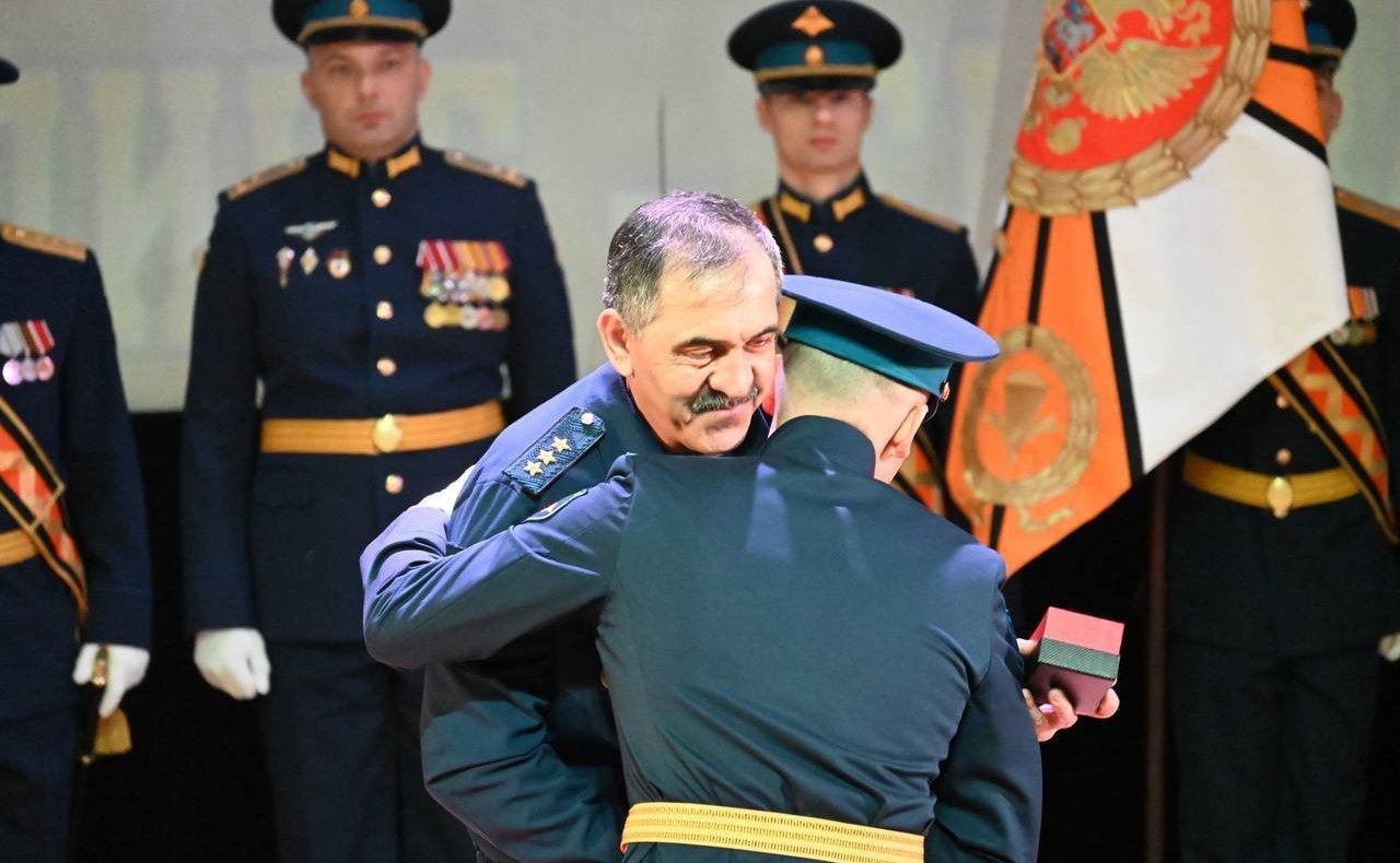 Айрат Гибатдинов принял участие в церемонии вручения Боевых знамен 328-й, 337-й, 345-й, 1180-артиллерийский и 2-й зенитно-ракетный полки 104-й гвардейской десантно-штурмовой дивизии