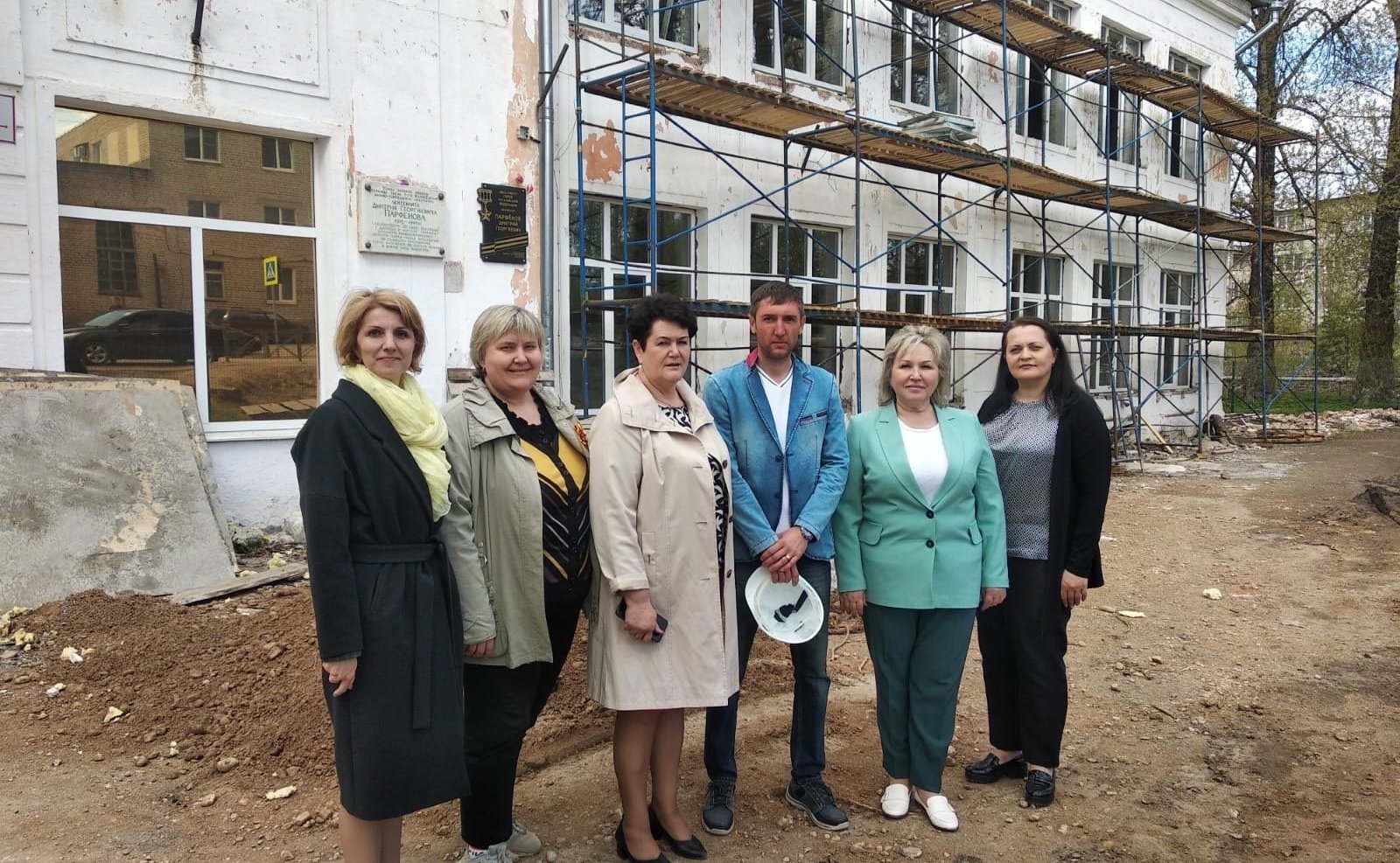 Елена Писарева в ходе поездки в регион осмотрела здания образовательных учреждений, где сейчас идут ремонтные работы