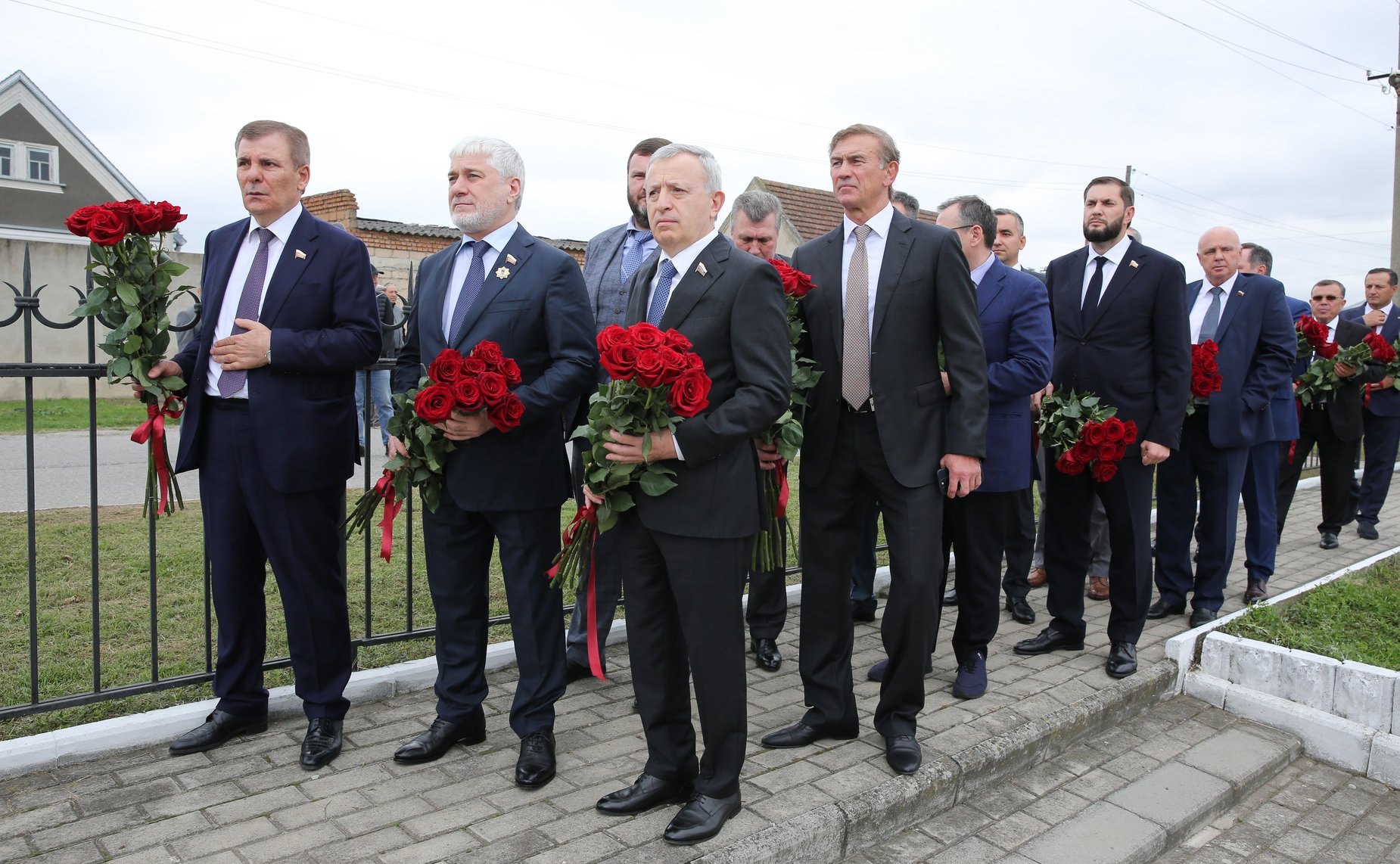 Сенаторы РФ приняли участие в церемонии возложения цветов к мемориалу