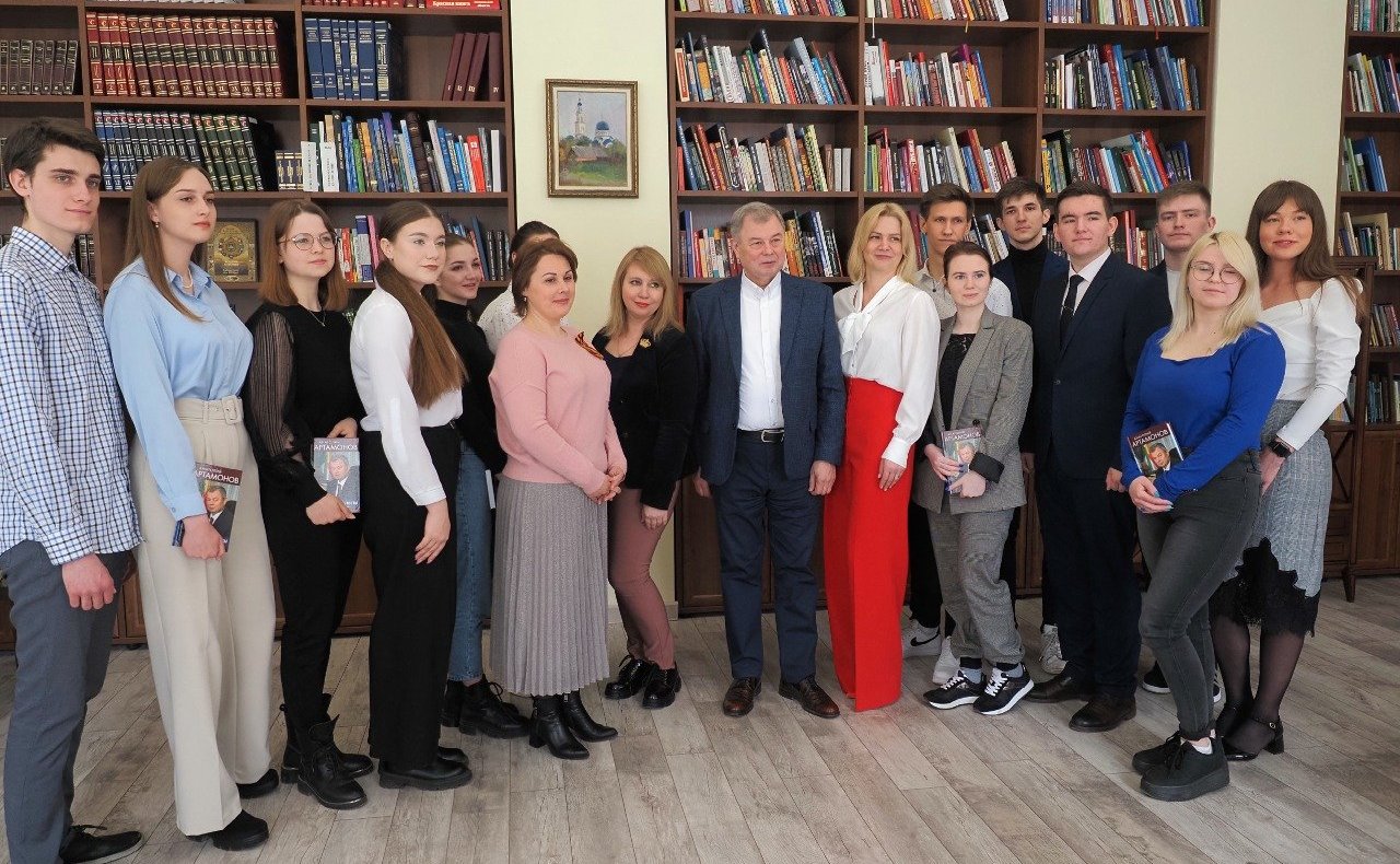 Анатолий Артамонов провел встречу со студентами Института истории и права Калужского государственного университета им. К.Э. Циолковского