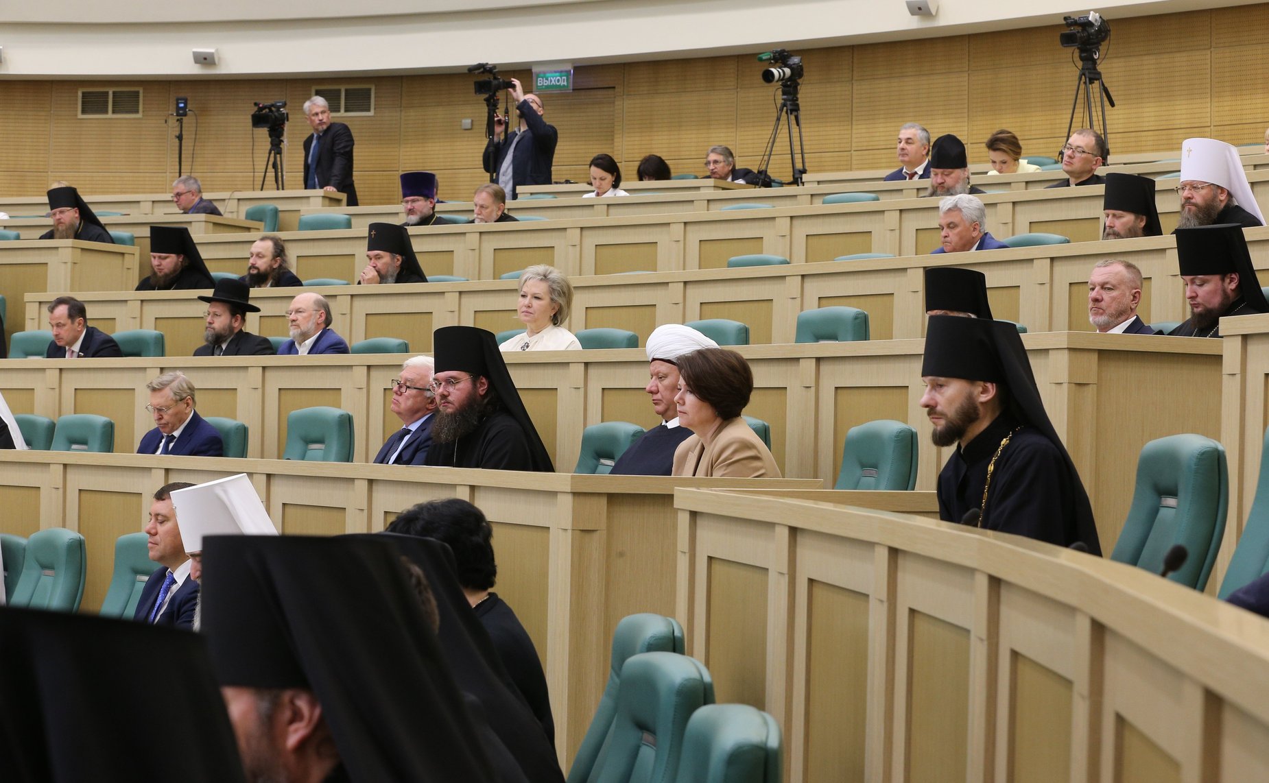Пленарное заседание Х Парламентских встреч в рамках ХХХ Международных образовательных чтений «К 350-летию со дня рождения Петра I: секулярный мир и религиозность»