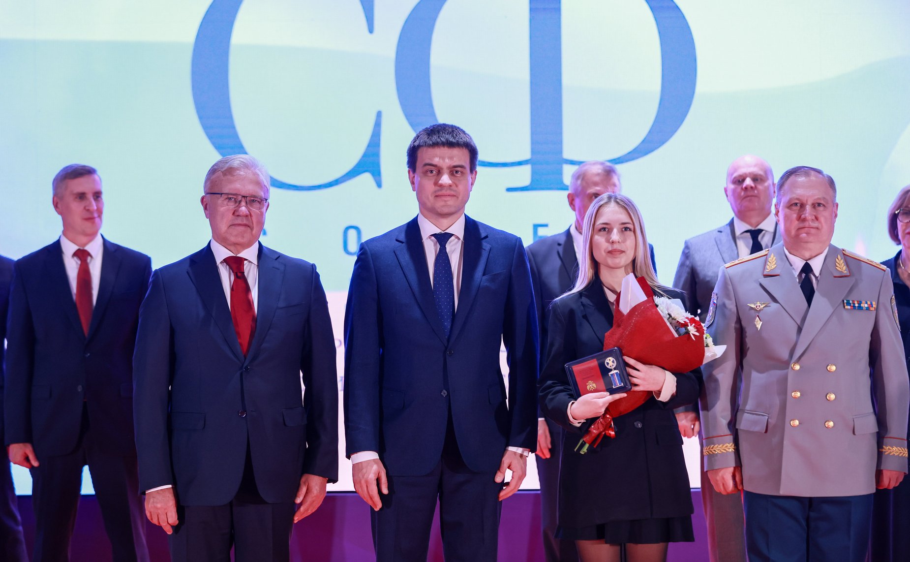 Александр Усс вручил медали Совета Федерации «За проявленное мужество» Милене Недзелюк, Софье Птичкиной и Руслану Герасимову