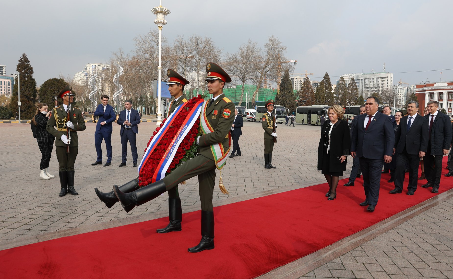 Делегация Совета Федерации во главе с Председателем СФ Валентиной Матвиенко посетила мемориальный комплекс «Национальное единство и возрождение Таджикистана» и сенаторы возложили венок к памятнику Исмоили Сомони