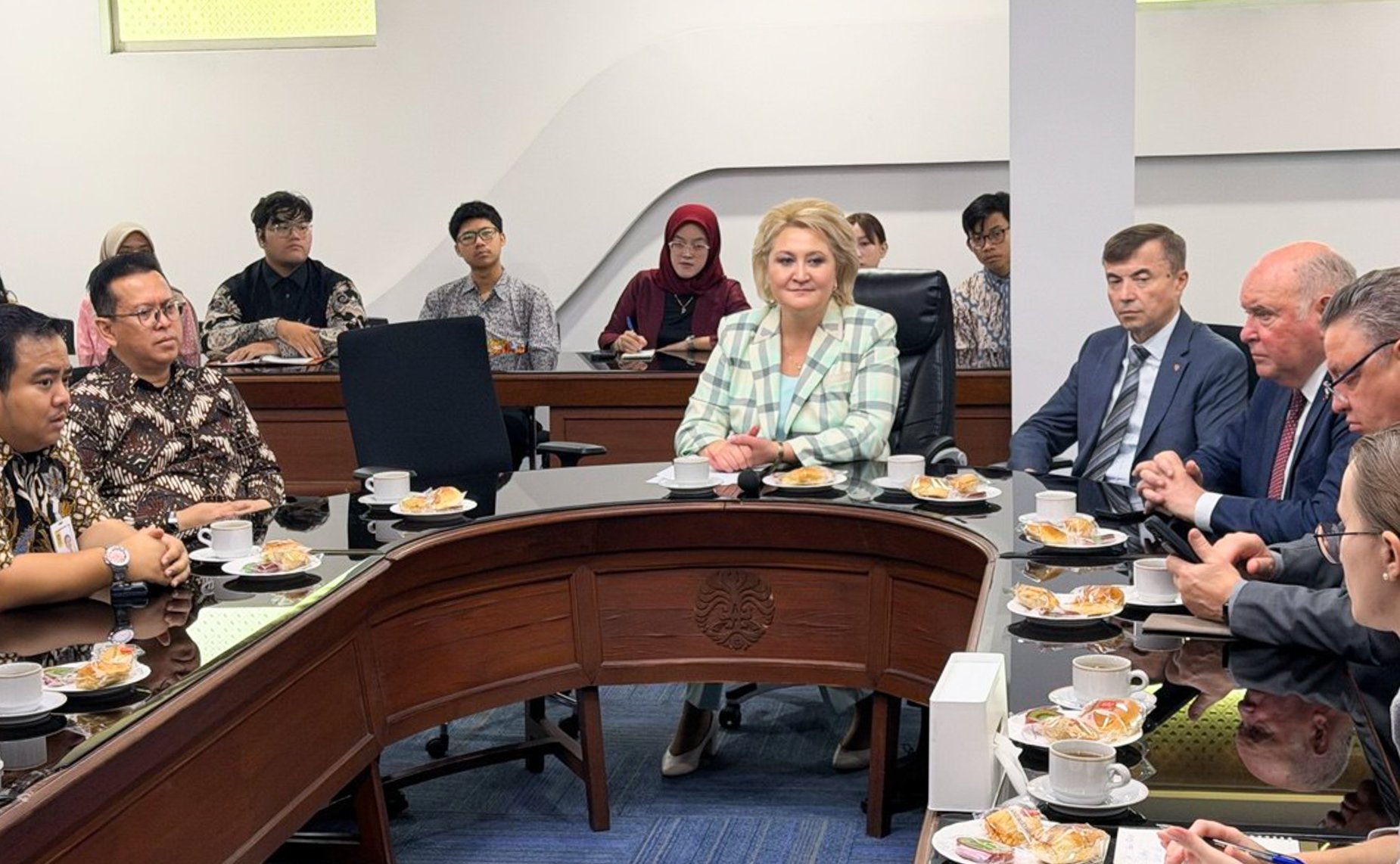 Делегация Совета Федерации посетила Университет Индонезии в Джакарте и провела встречу с руководством учебного заведения и со студентами, изучающими русский язык