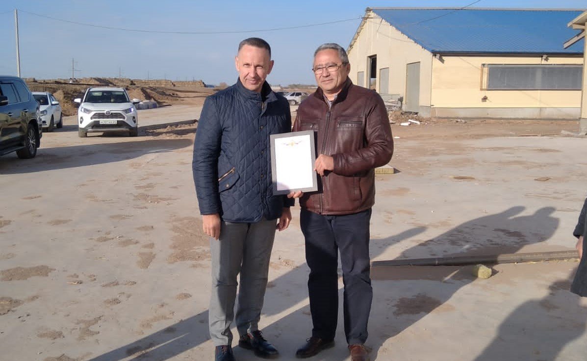 Олег Алексеев пообщался с сотрудниками и вручил благодарственные письма