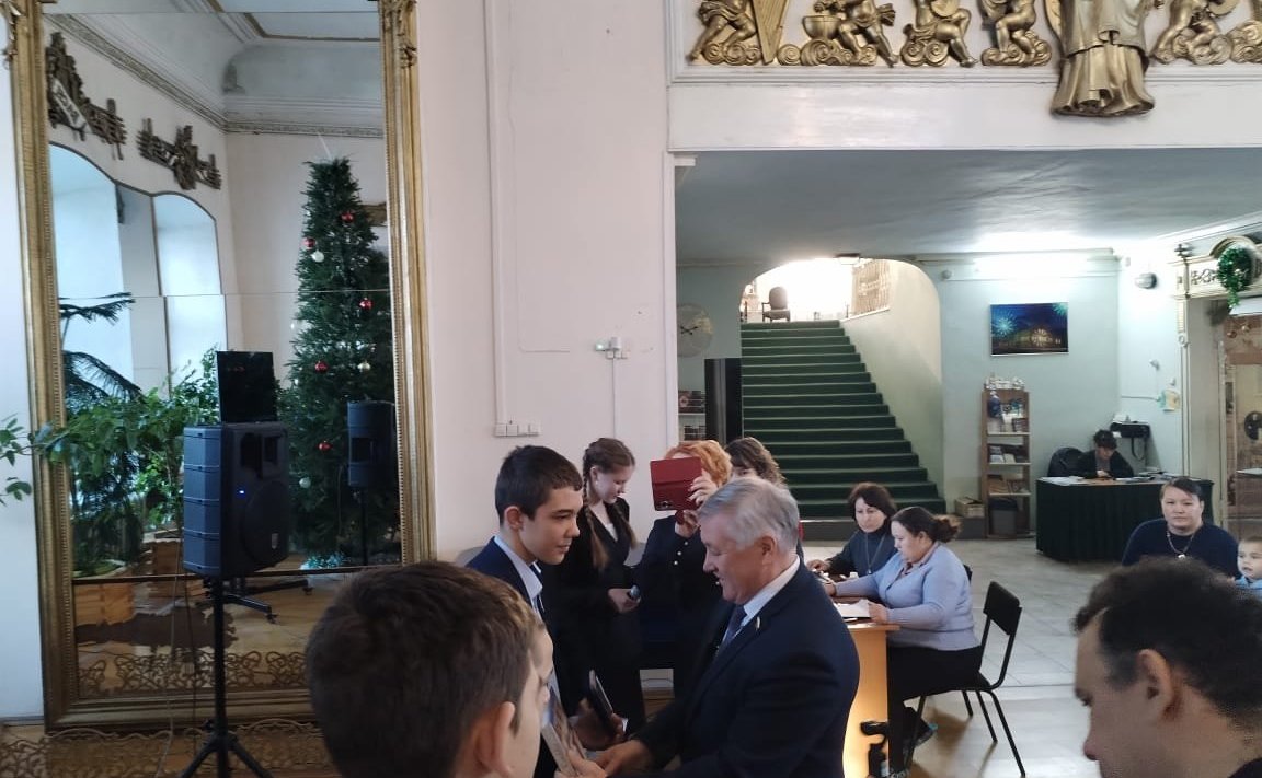 Сергей Михайлов вручил памятные медали Совета Федерации «За проявленное мужество» подросткам из города Нерчинск