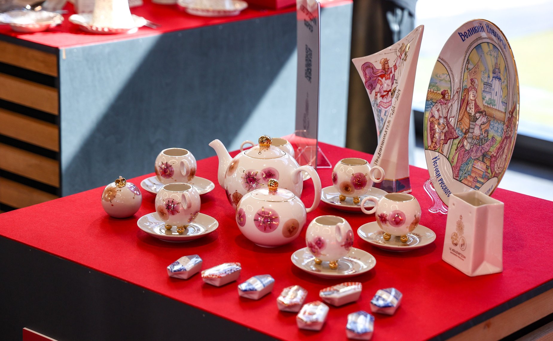 Валентина Матвиенко посетила Софийский собор и осмотрела выставку брендов «Новгородский торг»