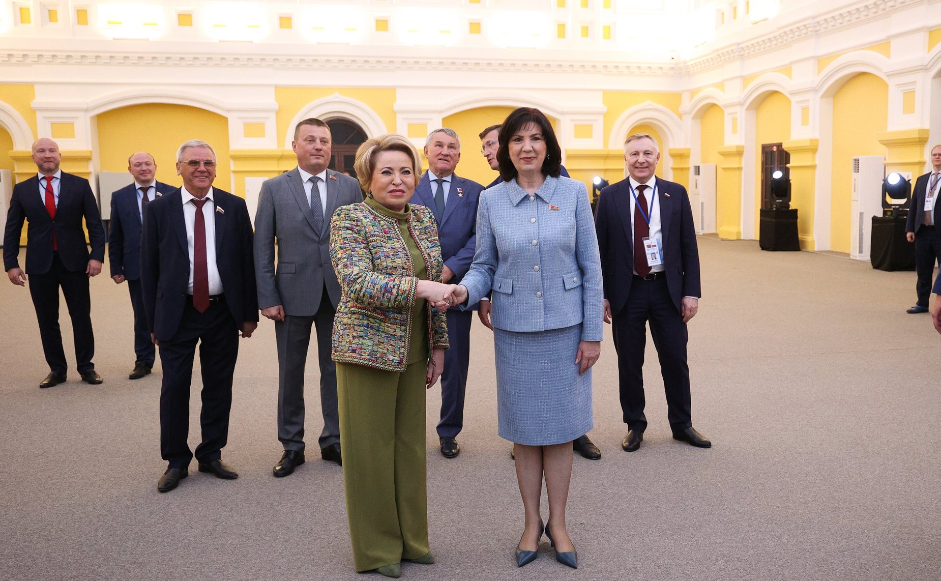 Осмотр тематической выставки молодежных проектов Союзного государства в сфере молодежной политики