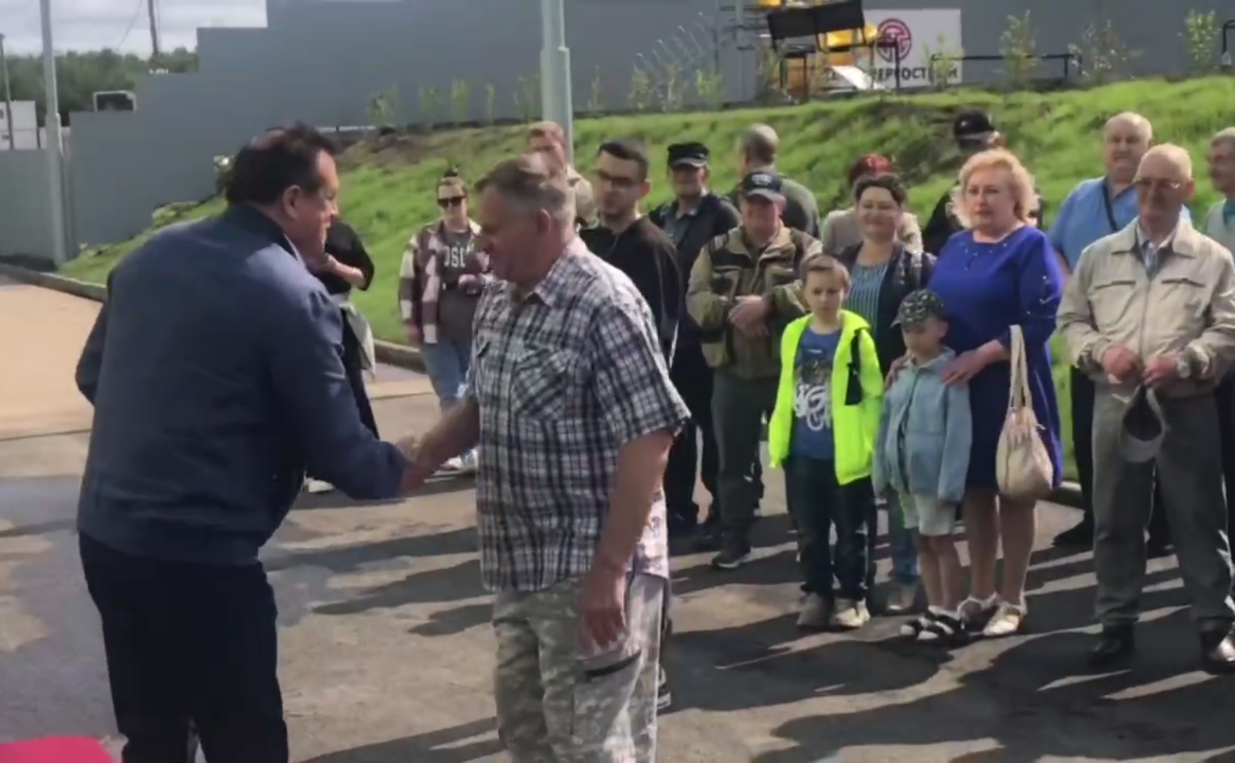 Андрей Хапочкин принял участие в торжественной сдаче жильцам двух новых многоэтажных домов в Углегорском районе области