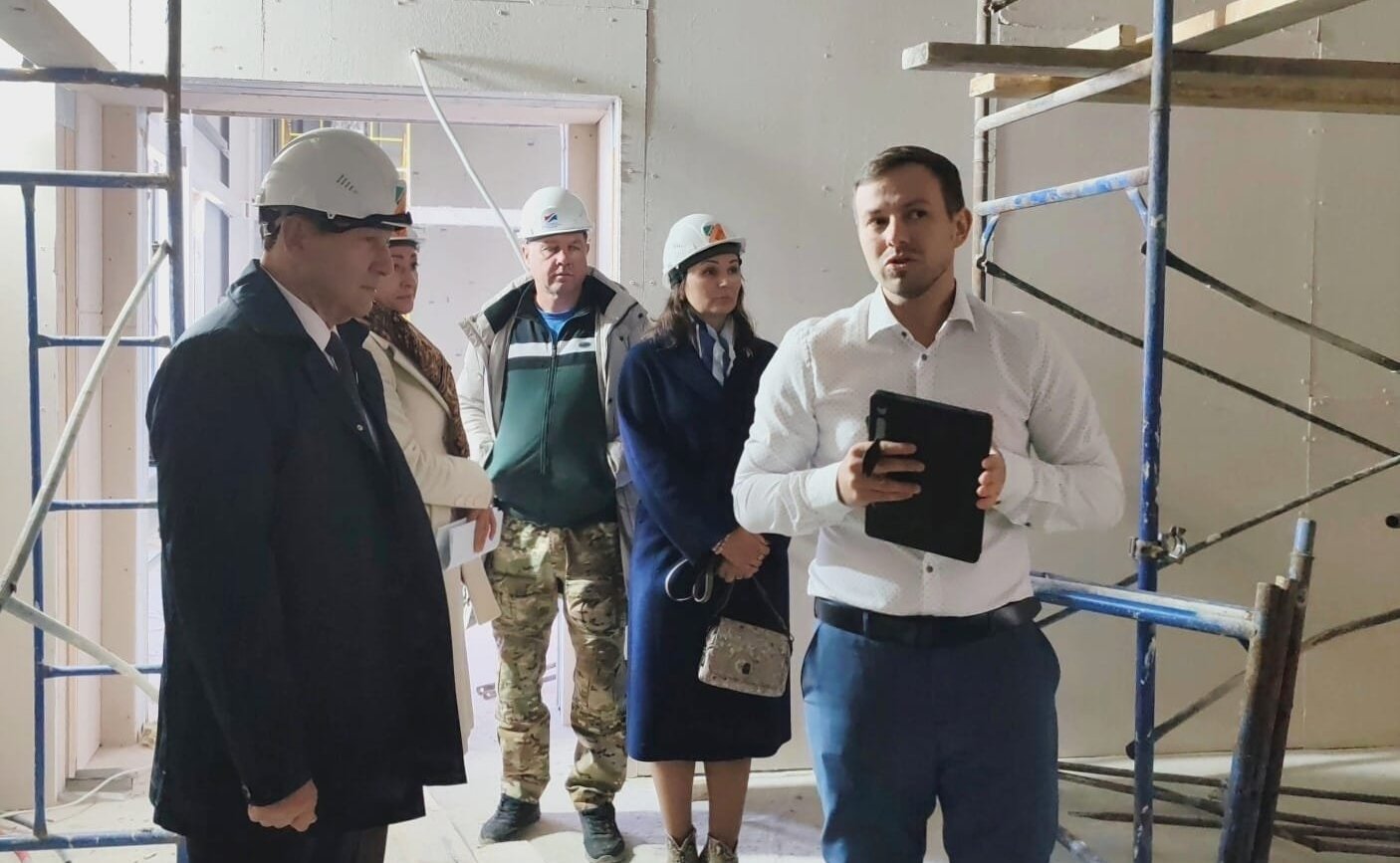 Александр Ролик побывал на нескольких социальных и культурных объектах, которые построены и строятся в рамках национальных проектов в муниципалитетах Приморья