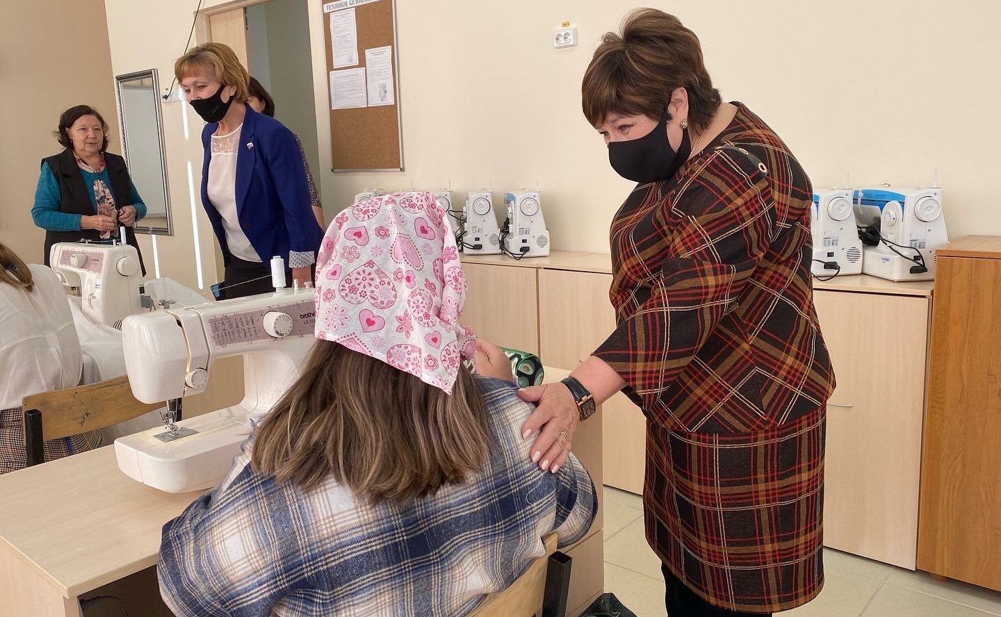 Ольга Хохлова побывала в новой школе и модельной библиотеке Камешковского района