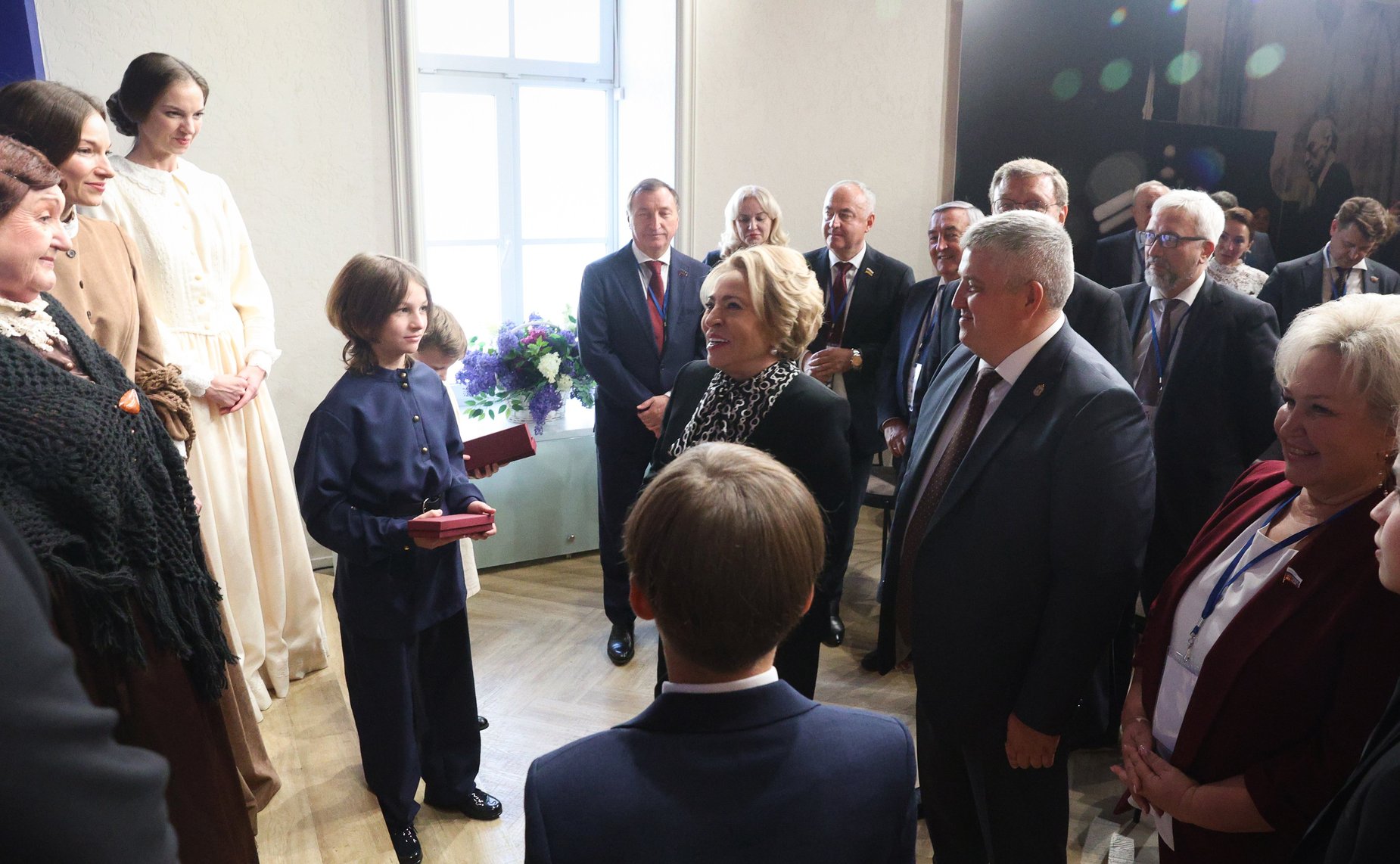 В рамках работы Х Парламентского форума «Историко-культурное наследие России» в Великом Новгороде Валентина Матвиенко посетила детскую общеобразовательную школу имени Г.Р. Державина и Дом музыки имени С.В. Рахманинова