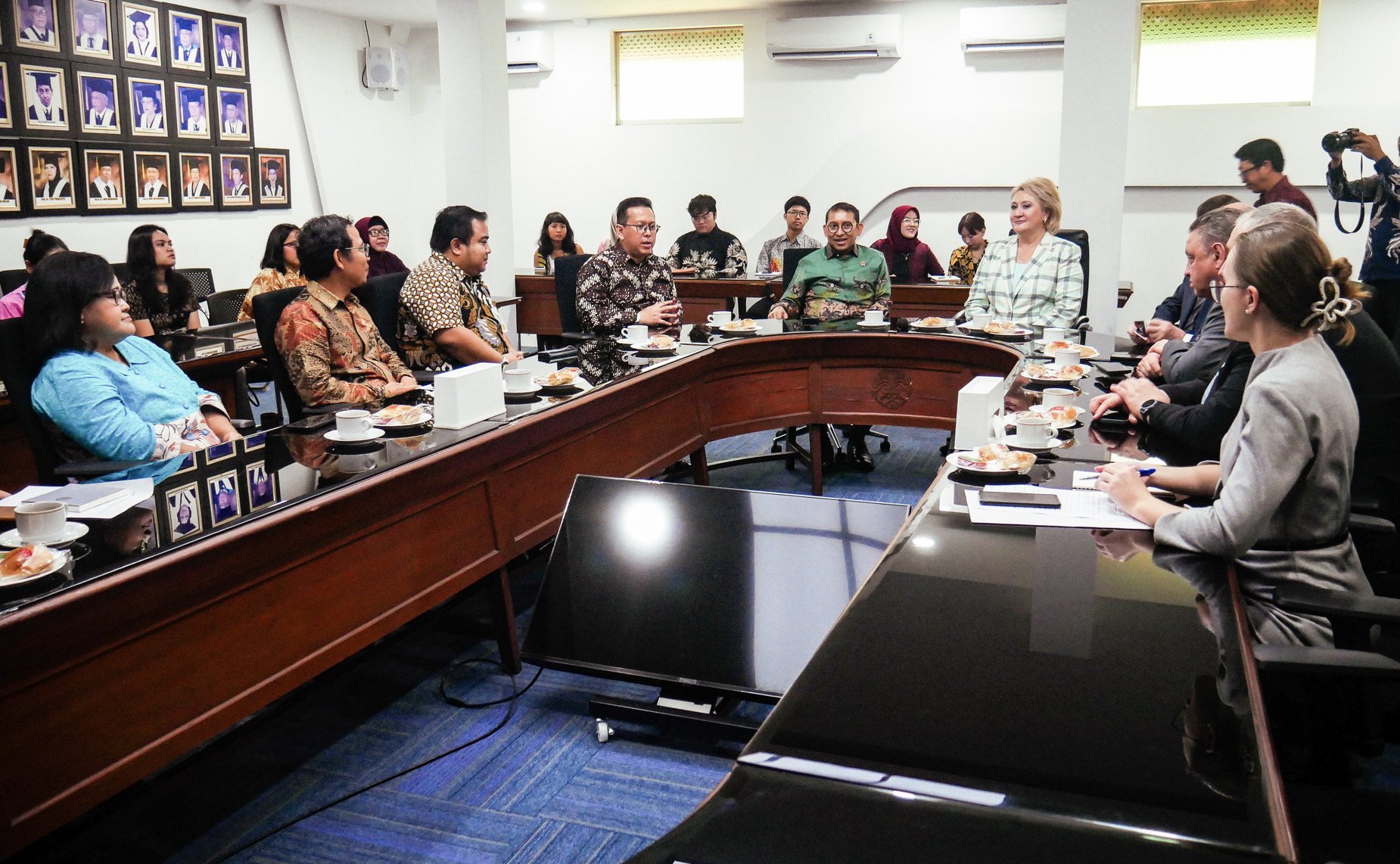 Делегация Совета Федерации посетила Университет Индонезии в Джакарте и провела встречу с руководством учебного заведения и со студентами, изучающими русский язык