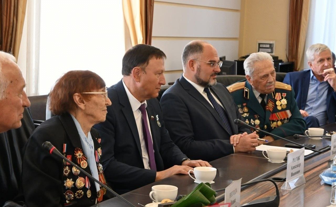 Александр Ролик совместно с главой Владивостока Константином Шестаковым провел встречу с проживающими в столице Приморья ветеранами — участниками боев с милитаристской Японией в августе-сентябре 1945 года