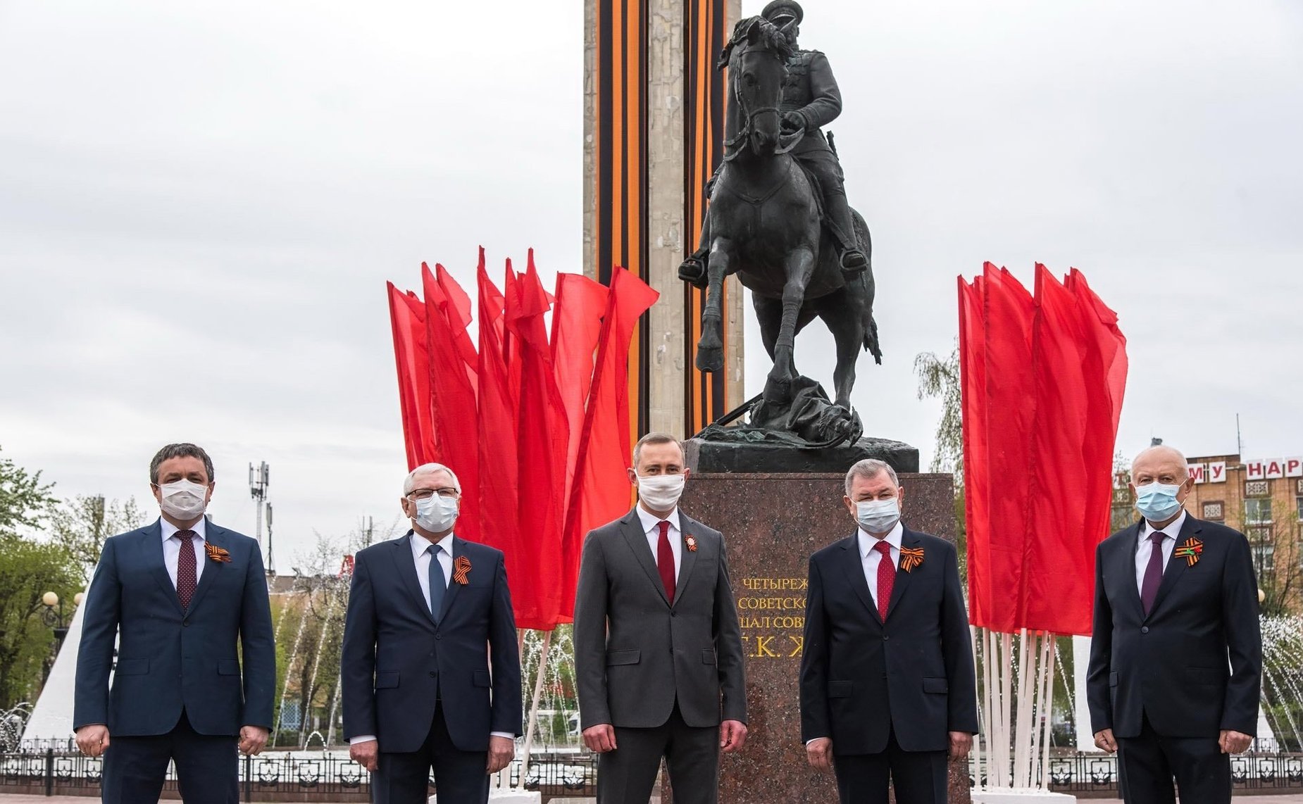 Анатолий Артамонов, временно исполняющий обязанности губернатора Калужской области Владислав Шапша и председатель Законодательного Собрания Калужской области Виктор Бабурин возложили цветы к Вечному огню у могилы Неизвестного солдата