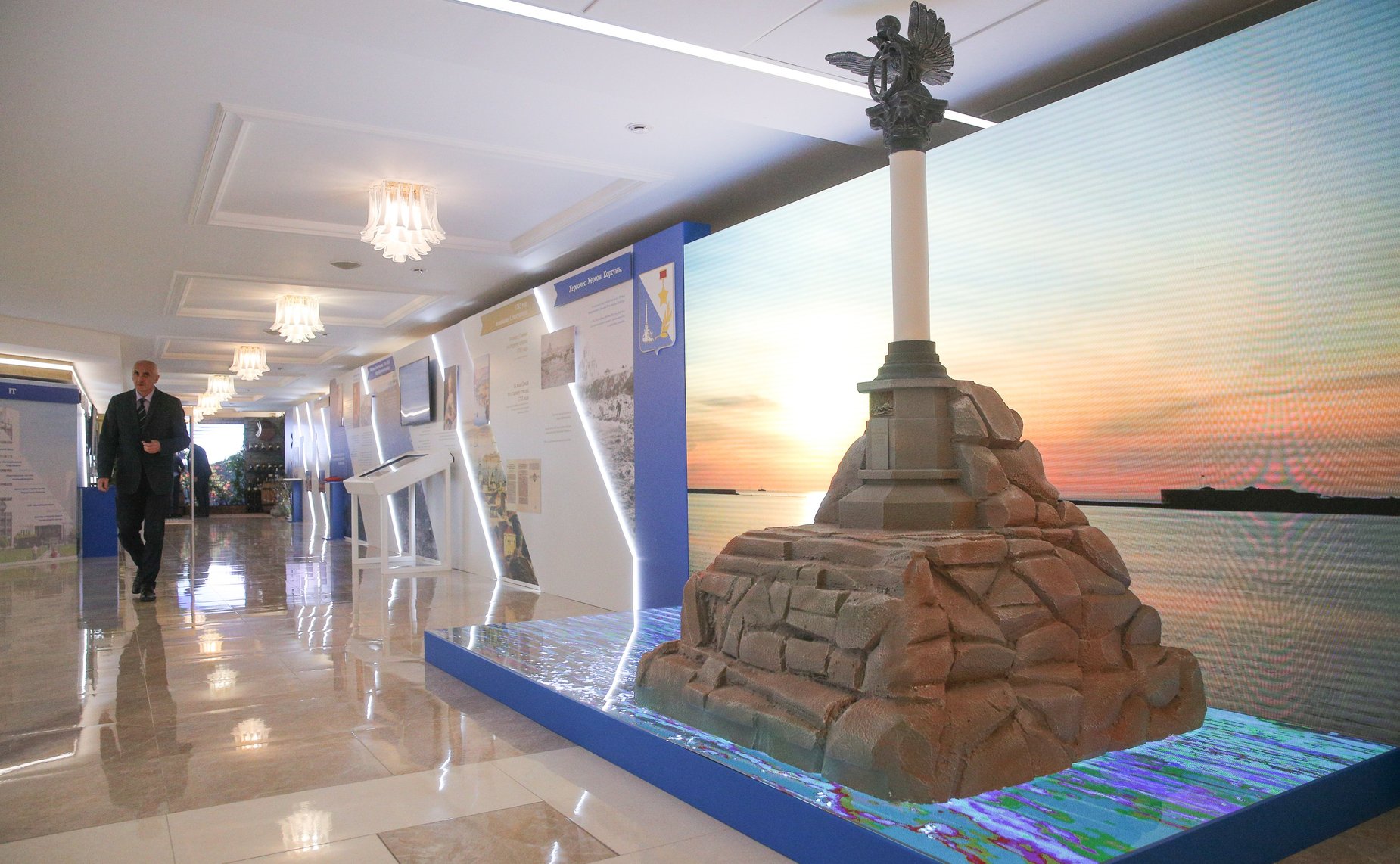 Валентина Матвиенко и Михаил Развожаев осмотрели выставку в Совете Федерации, посвященную легендарной истории и современному развитию города Севастополя