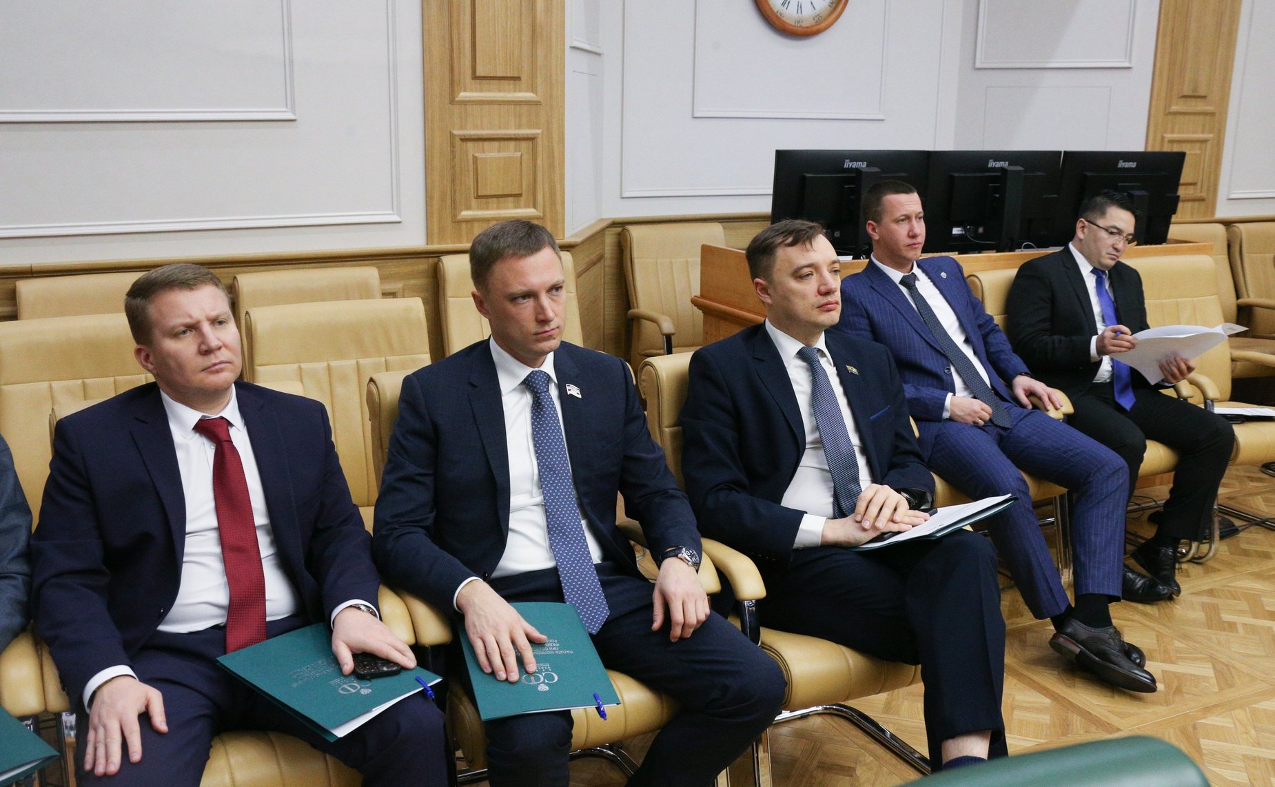 Первый заместитель председателя Комитета СФ по социальной политике Александр Варфоломеев провел встречу молодых парламентариев на тему «Время созидать. Молодежь как основа нового мира»