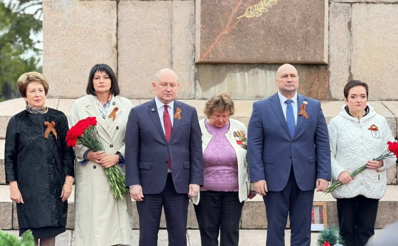 Екатерина Алтабаева приняла участие в торжественной церемонии захоронения останков бойцов Великой Отечественной войны на Братском кладбище на Дергачах