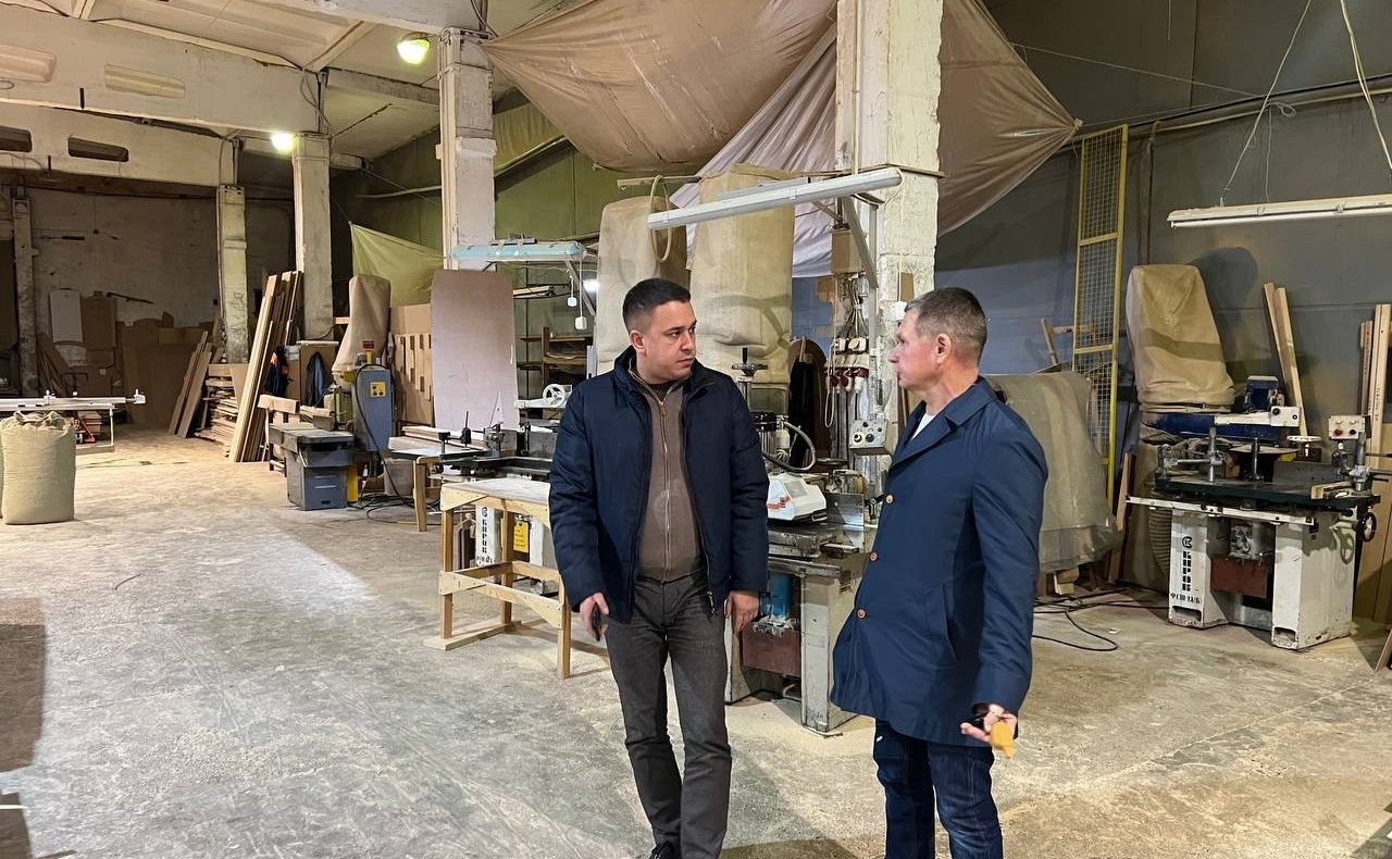 Айрат Гибатдинов посетил фабрику в Заволжском районе Ульяновской области, которая специализируется на деревообработке